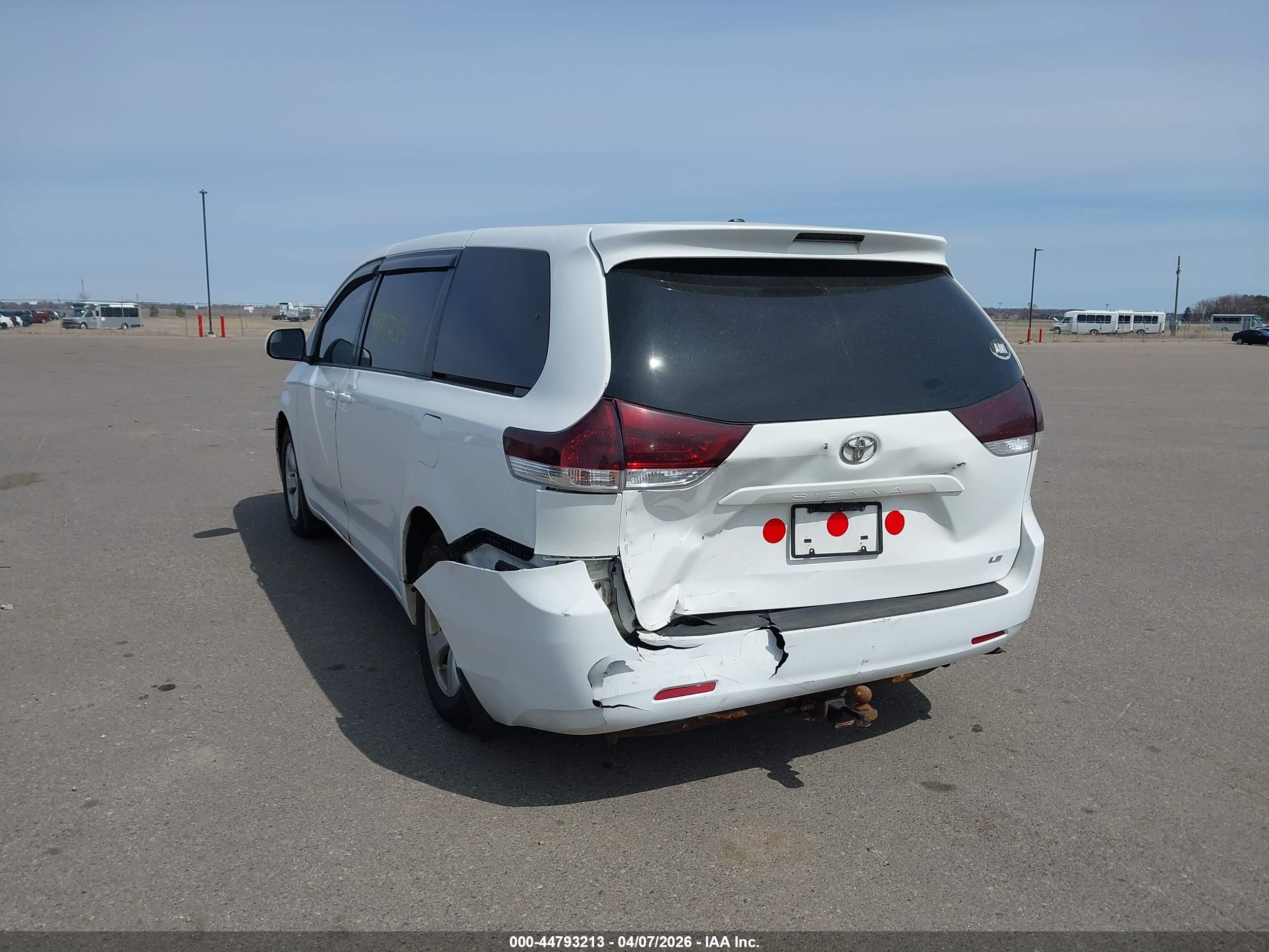 2012 Toyota Sienna Le 8 Passenger White vin: 5TDKA3DC1CS014535