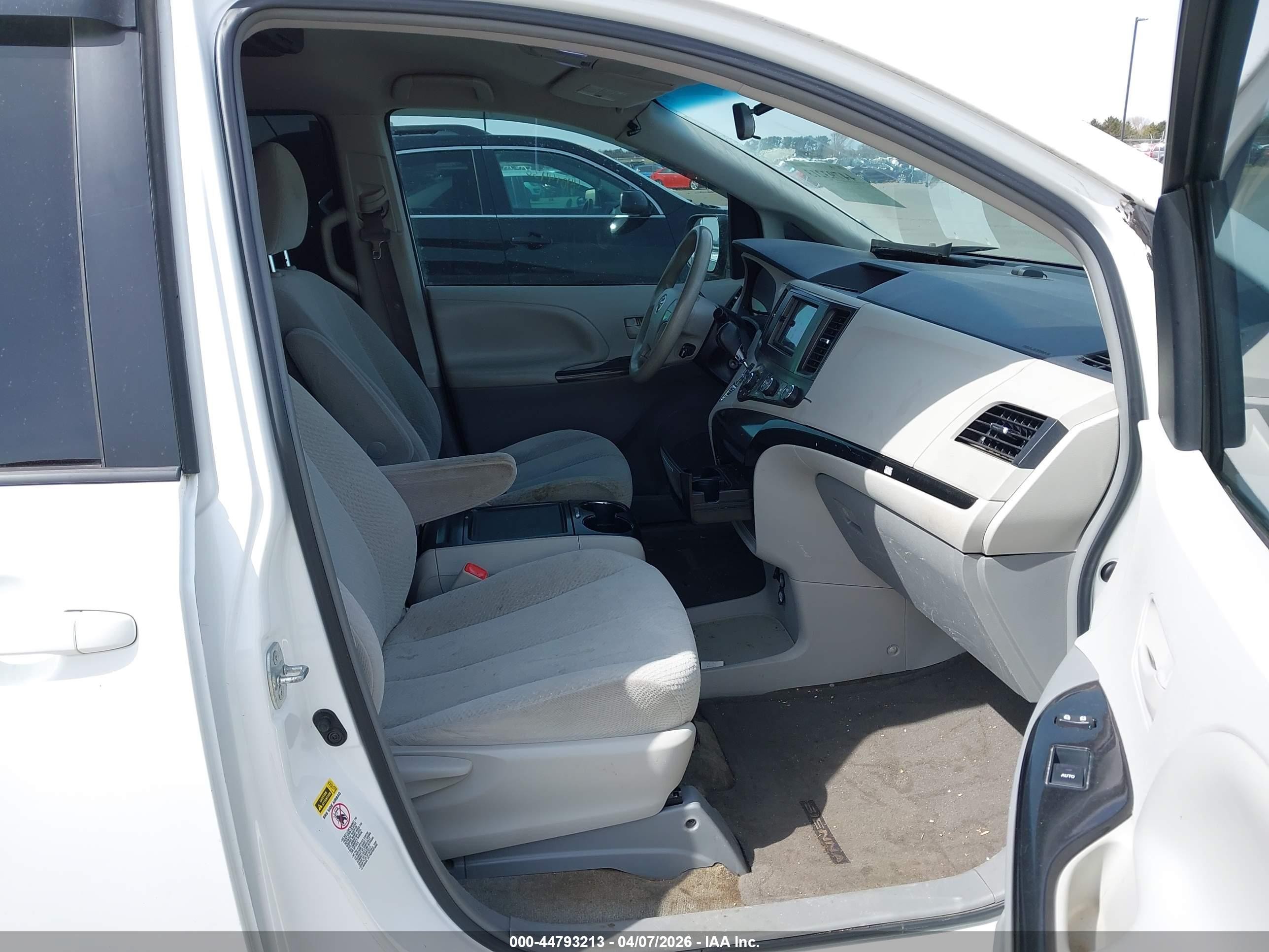 2012 Toyota Sienna Le 8 Passenger White vin: 5TDKA3DC1CS014535