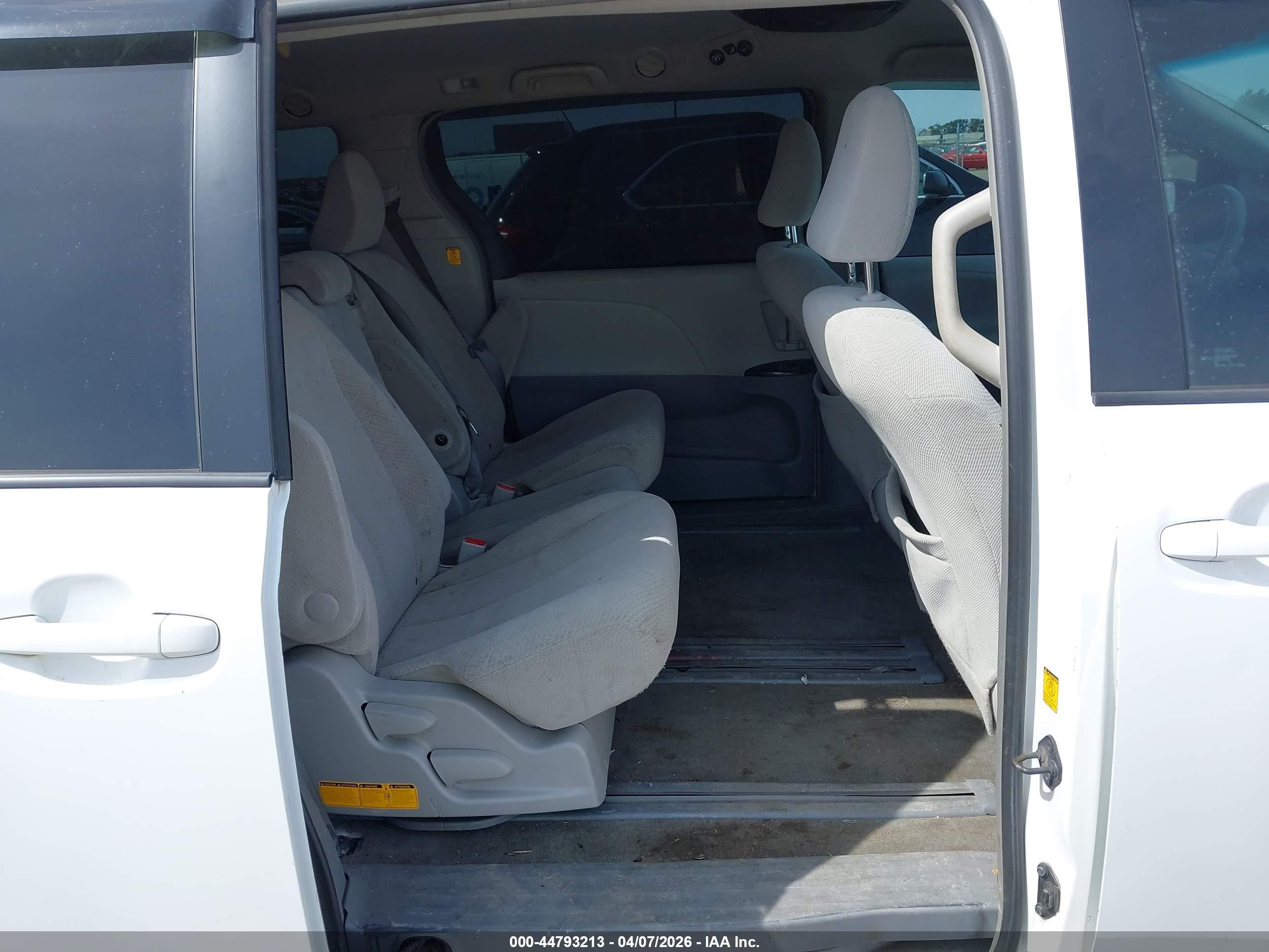2012 Toyota Sienna Le 8 Passenger White vin: 5TDKA3DC1CS014535