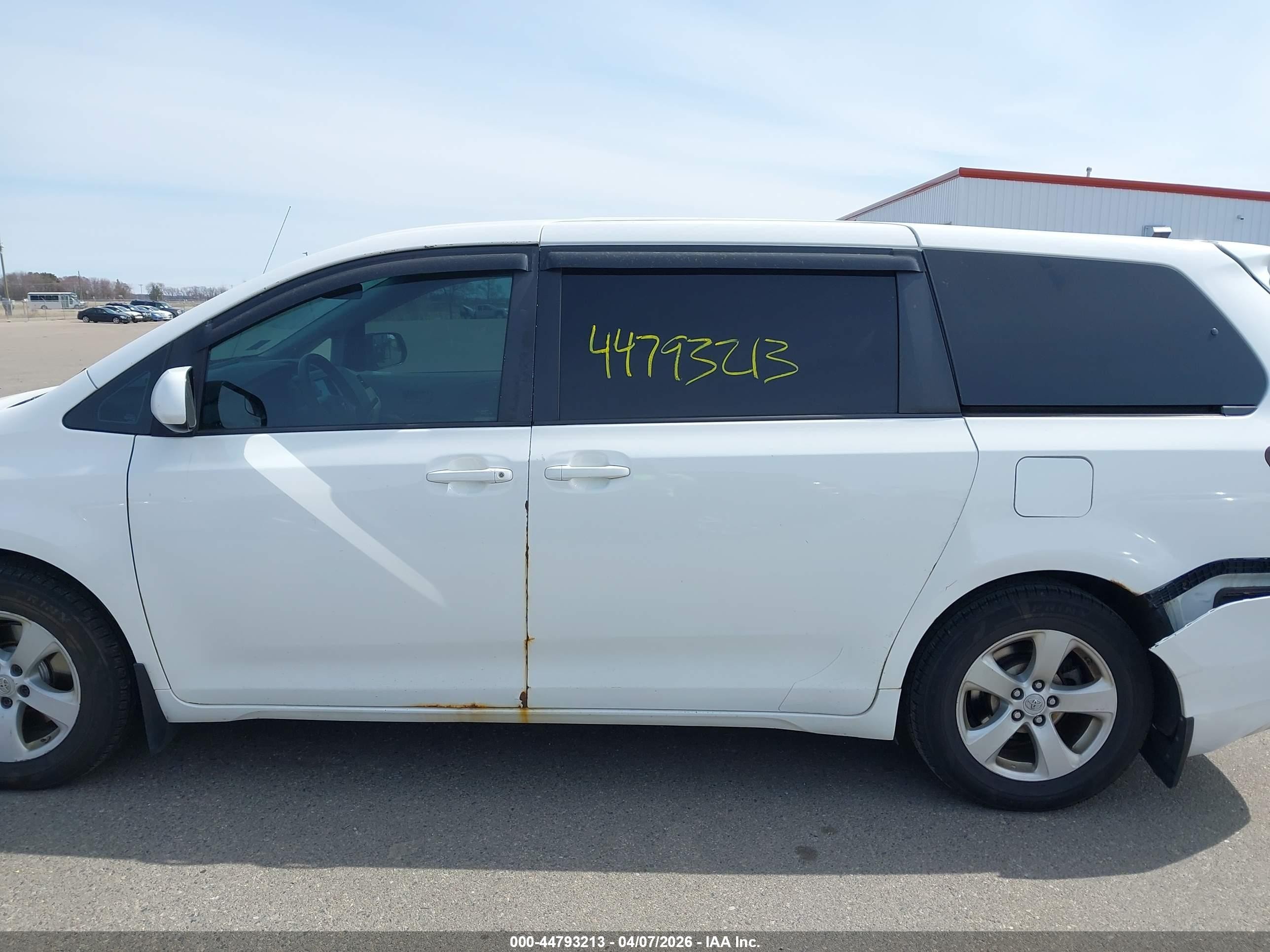 2012 Toyota Sienna Le 8 Passenger White vin: 5TDKA3DC1CS014535