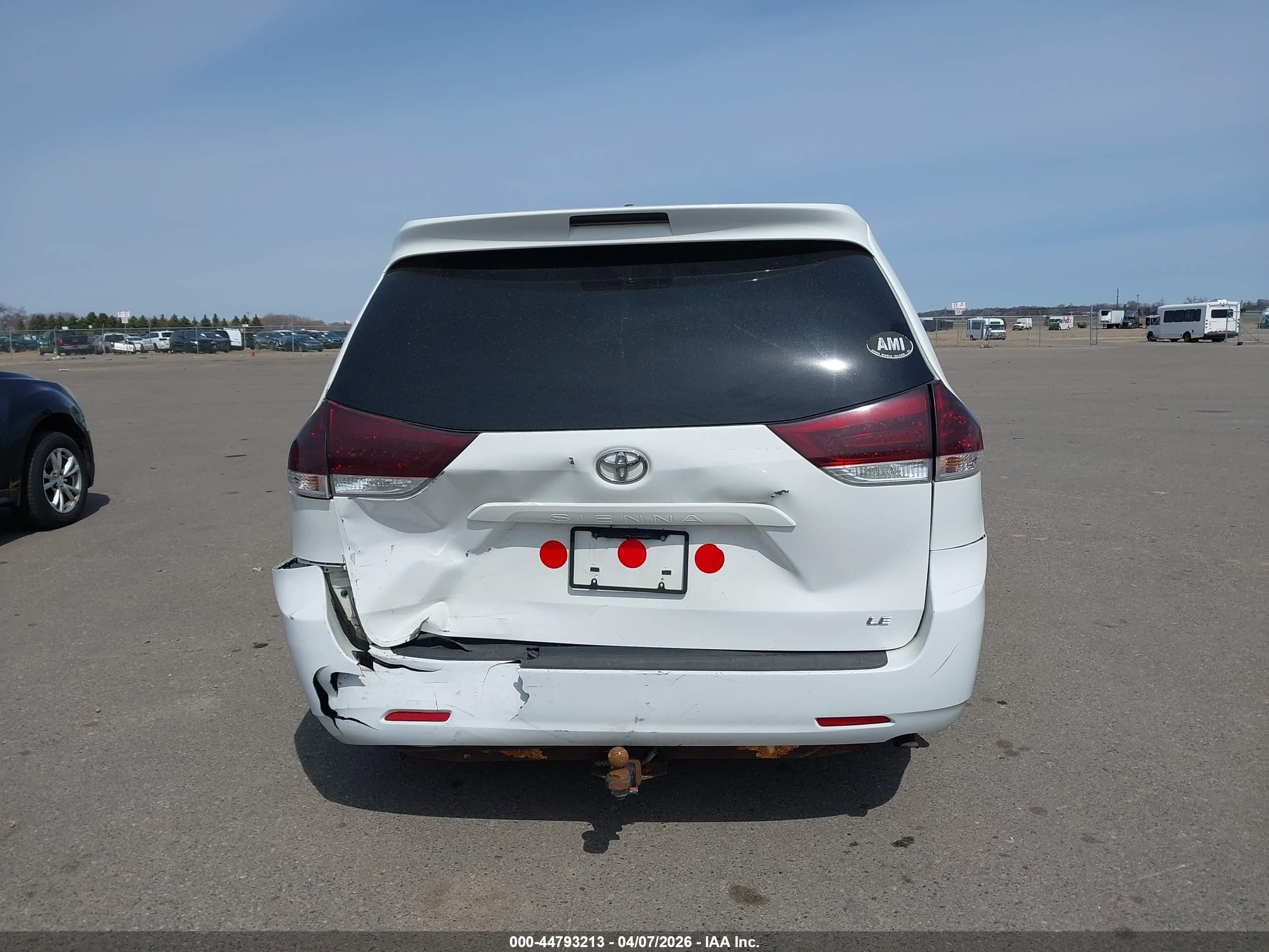 2012 Toyota Sienna Le 8 Passenger White vin: 5TDKA3DC1CS014535