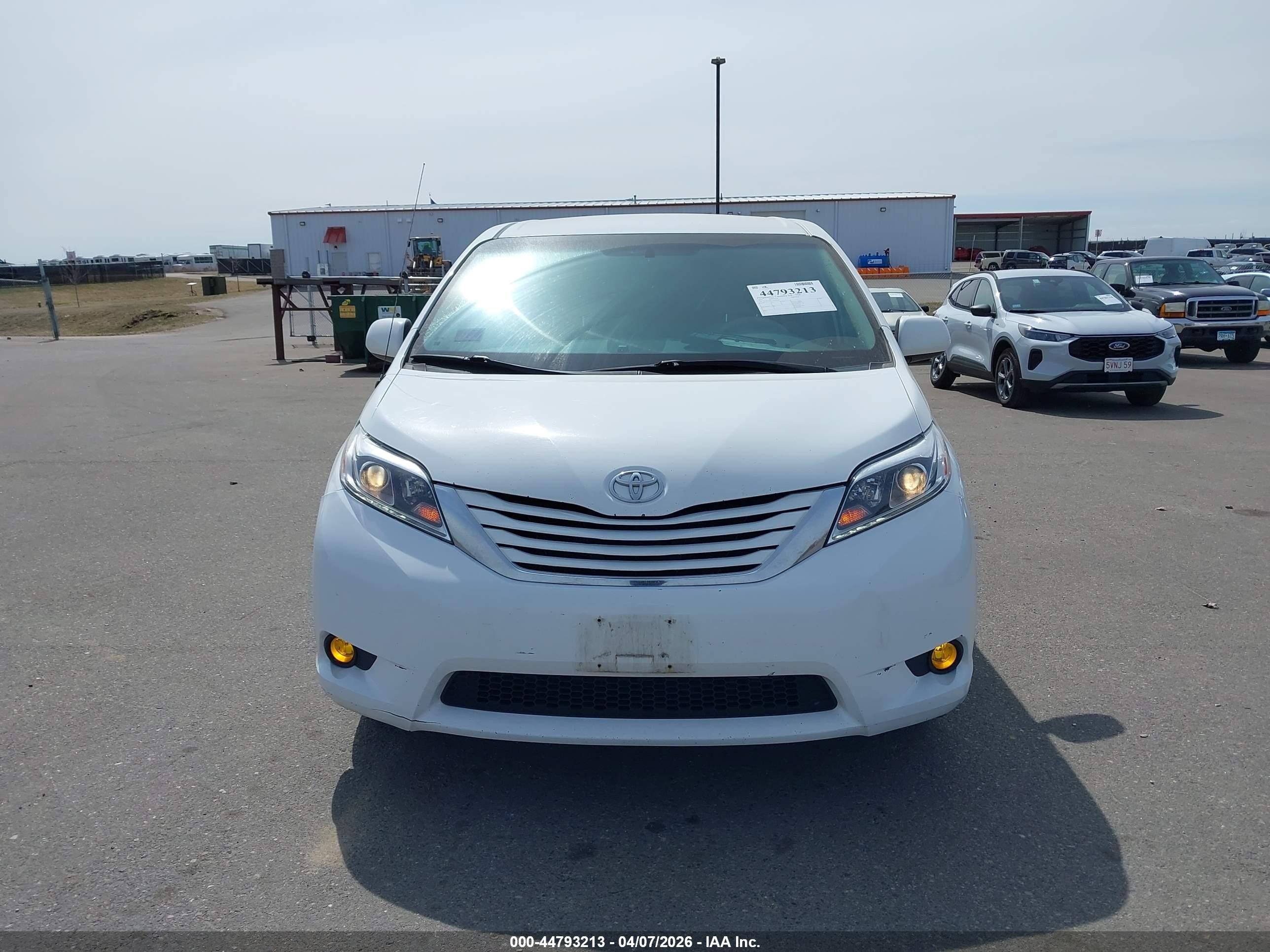 2012 Toyota Sienna Le 8 Passenger White vin: 5TDKA3DC1CS014535