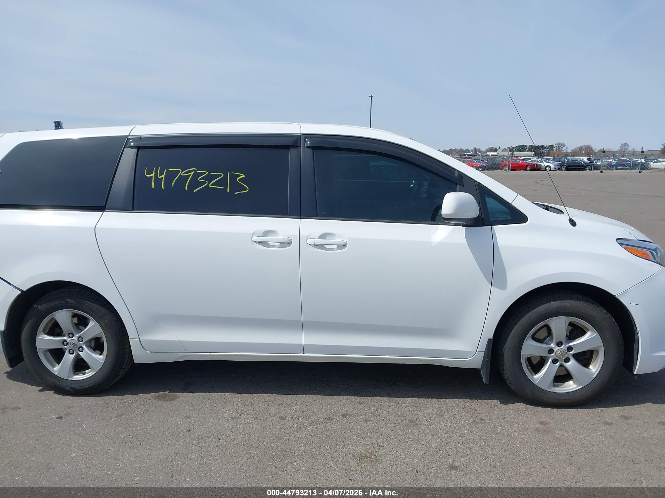 2012 Toyota Sienna Le 8 Passenger White vin: 5TDKA3DC1CS014535