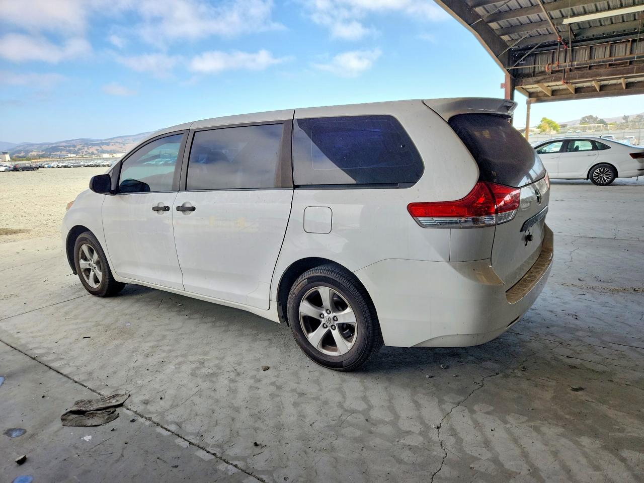 2012 Toyota Sienna Base 7-passenger White vin: 5TDKA3DC1CS015877