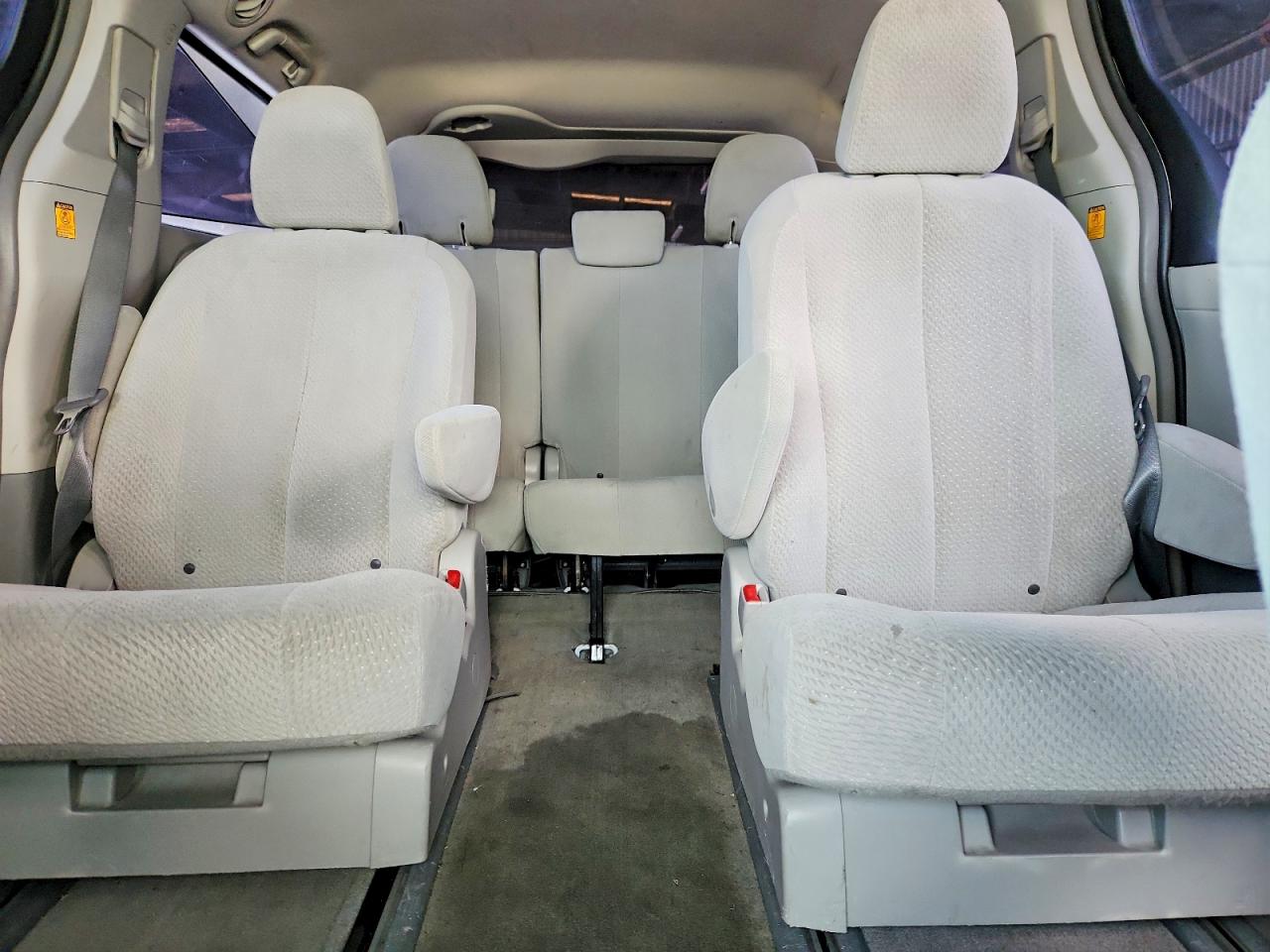 2012 Toyota Sienna Base 7-passenger White vin: 5TDKA3DC1CS015877
