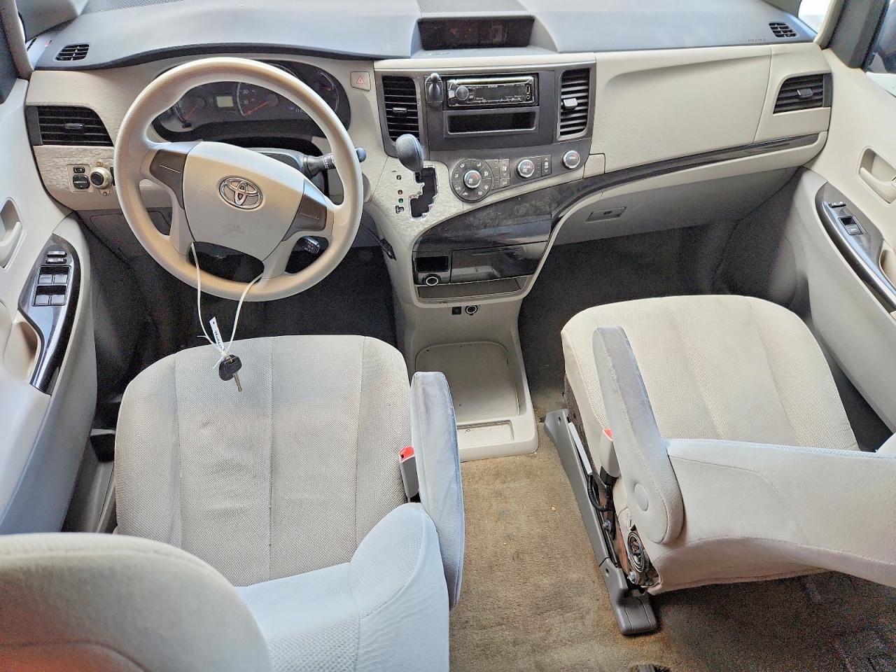 2012 Toyota Sienna Base 7-passenger White vin: 5TDKA3DC1CS015877