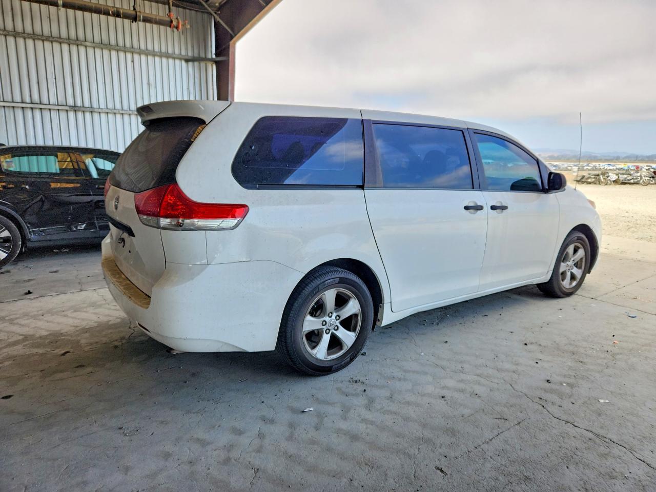 2012 Toyota Sienna Base 7-passenger White vin: 5TDKA3DC1CS015877