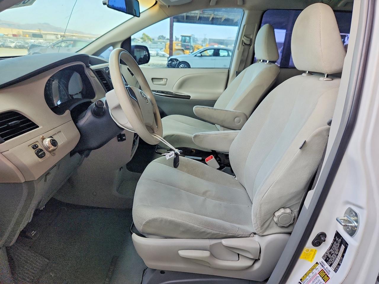 2012 Toyota Sienna Base 7-passenger White vin: 5TDKA3DC1CS015877