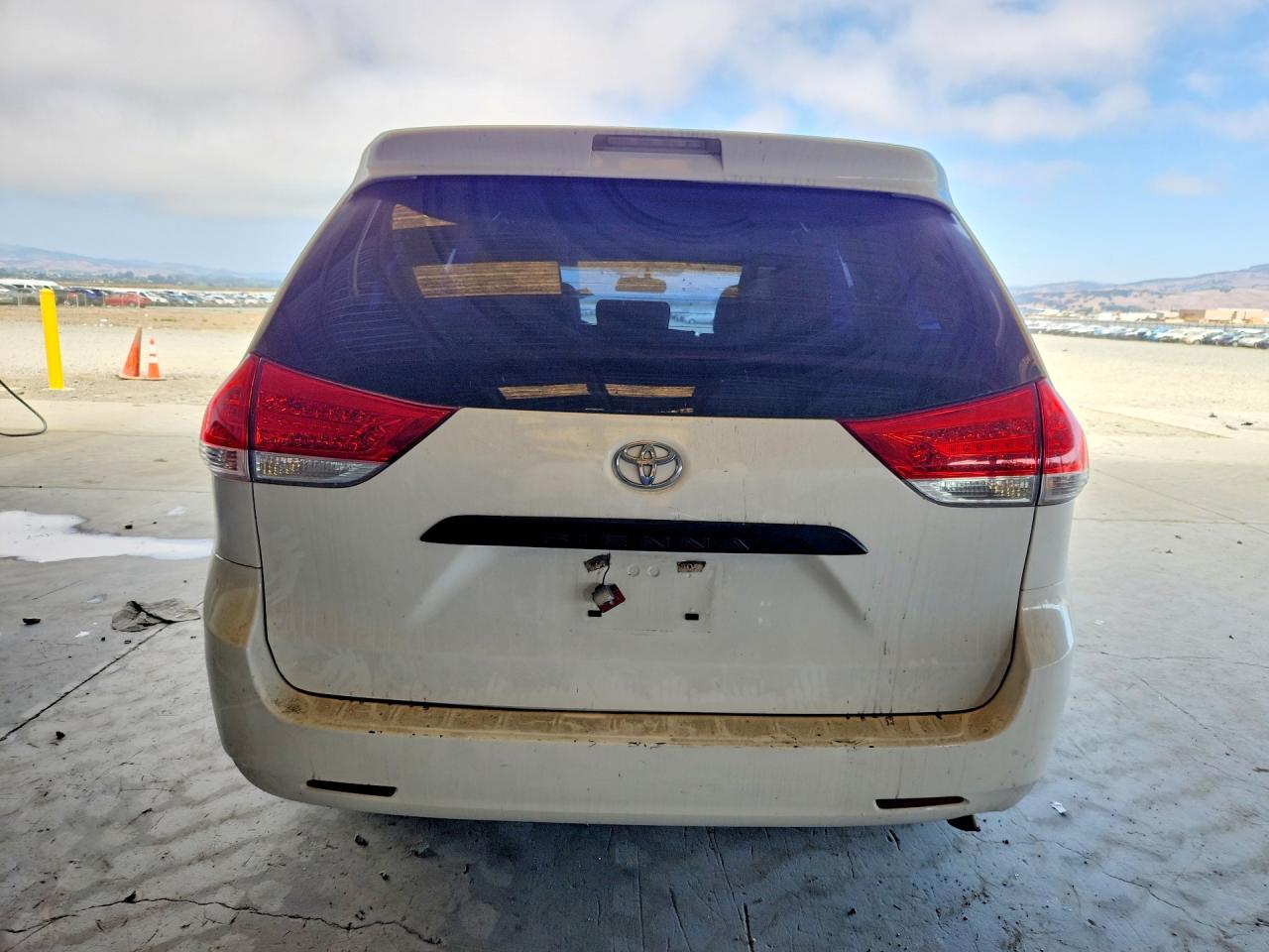 2012 Toyota Sienna Base 7-passenger White vin: 5TDKA3DC1CS015877