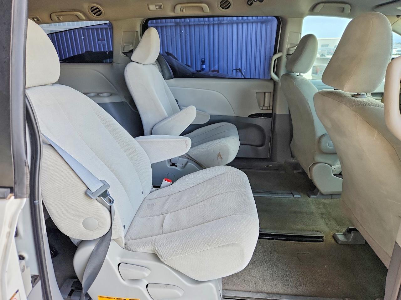 2012 Toyota Sienna Base 7-passenger White vin: 5TDKA3DC1CS015877