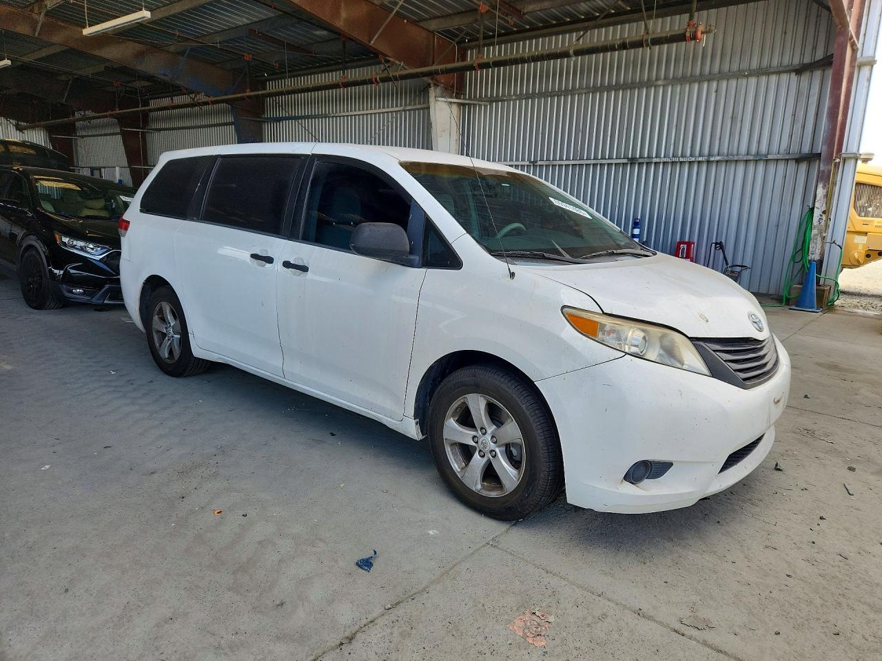 2012 Toyota Sienna Base 7-passenger White vin: 5TDKA3DC1CS015877