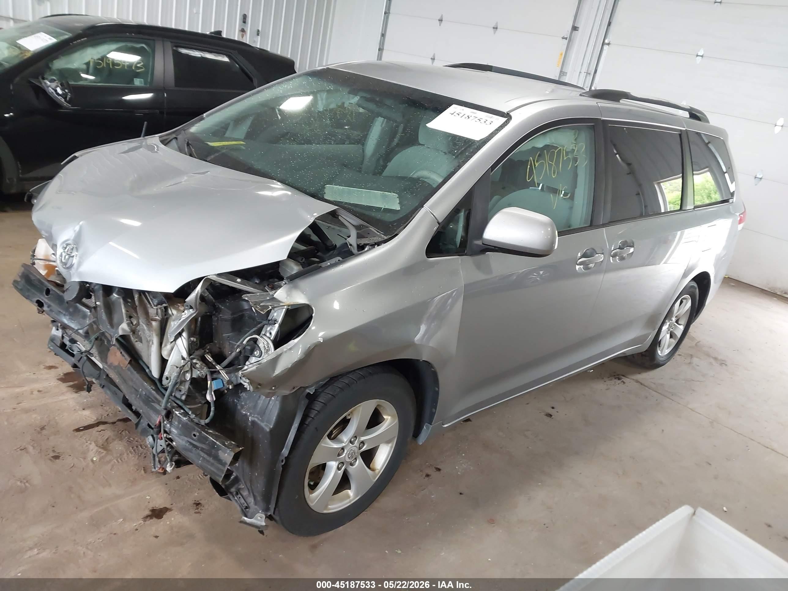2011 Toyota Sienna Le Gray vin: 5TDKA3DC2BS006149