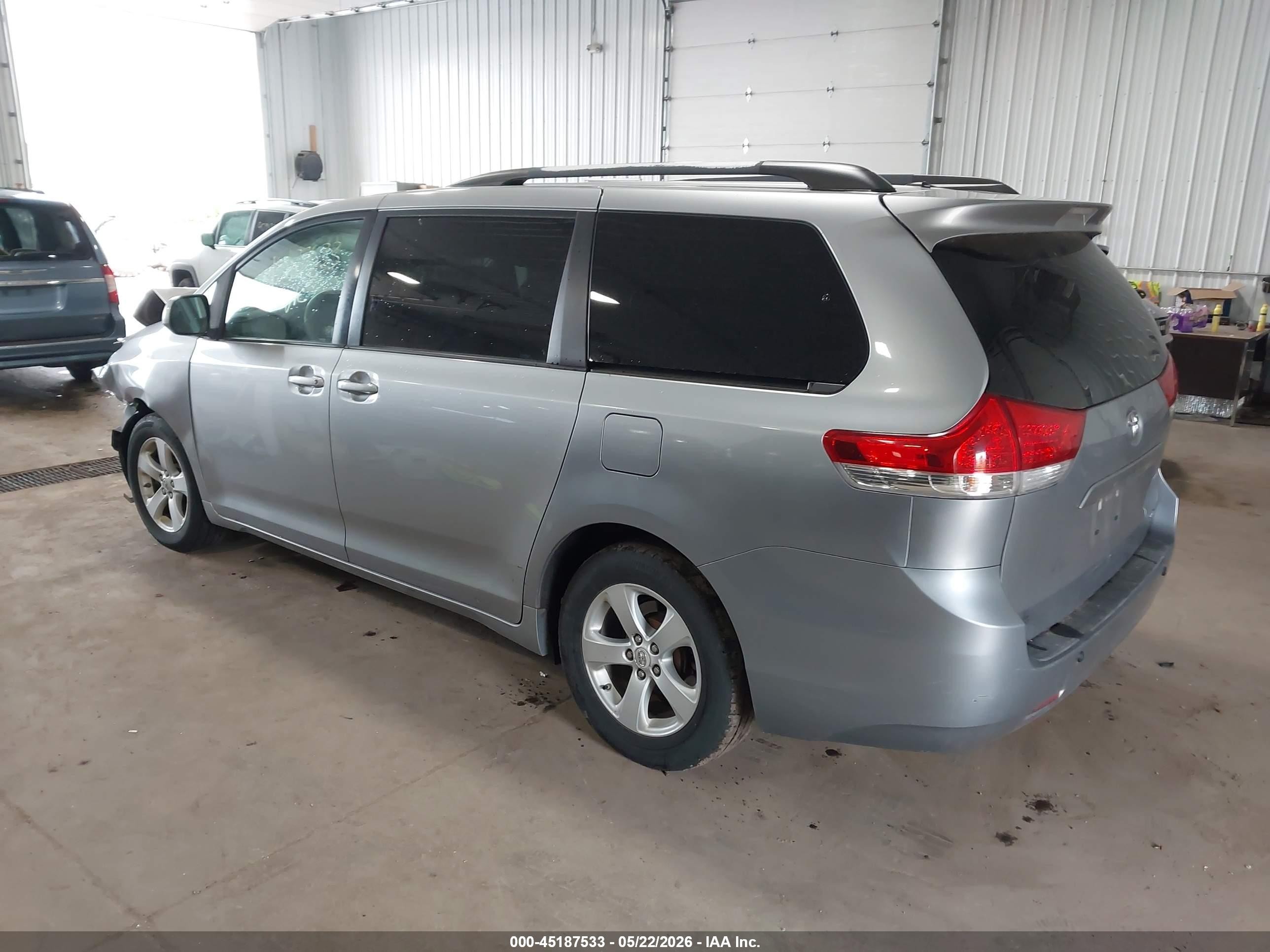 2011 Toyota Sienna Le Gray vin: 5TDKA3DC2BS006149
