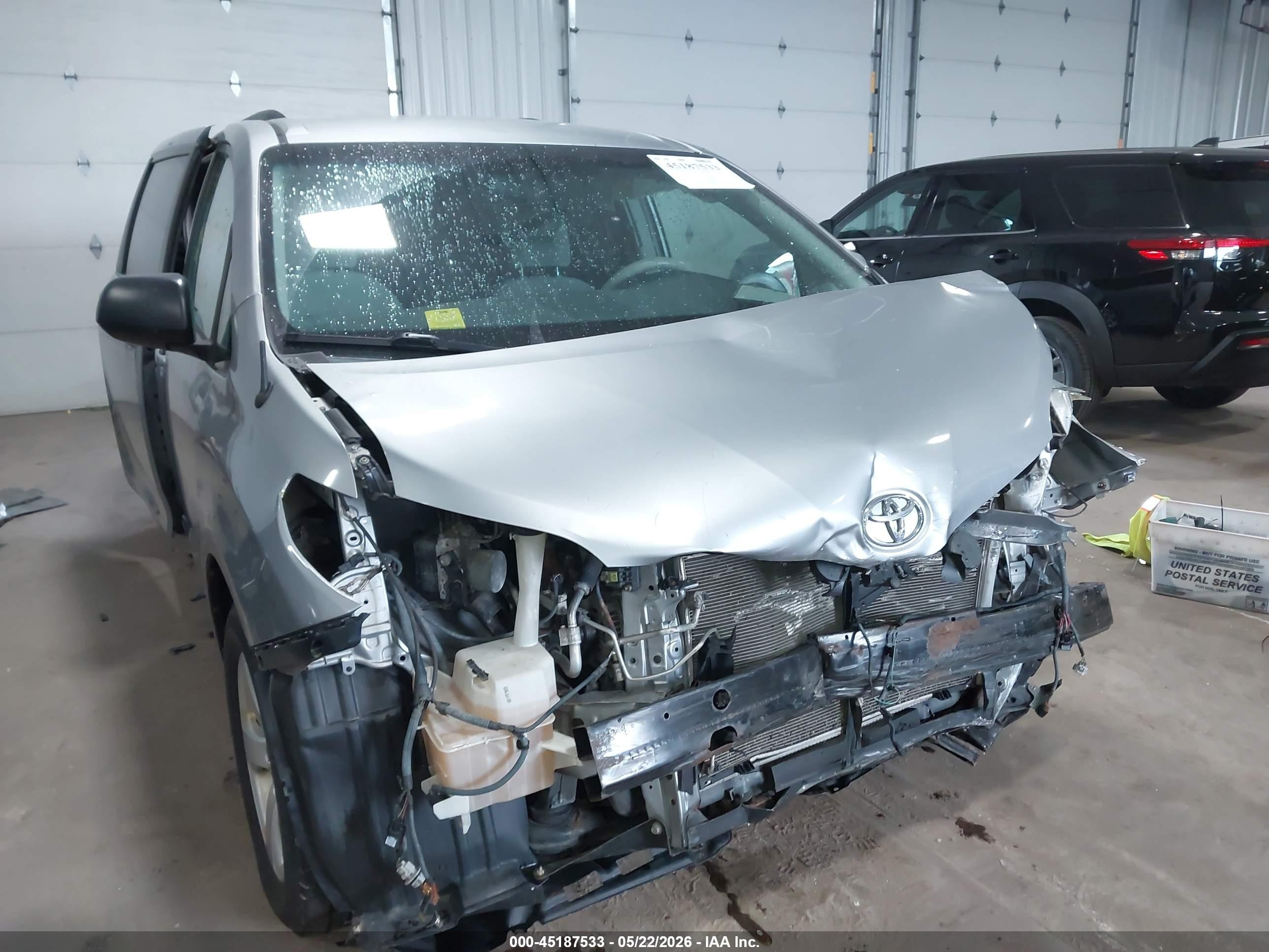 2011 Toyota Sienna Le Gray vin: 5TDKA3DC2BS006149