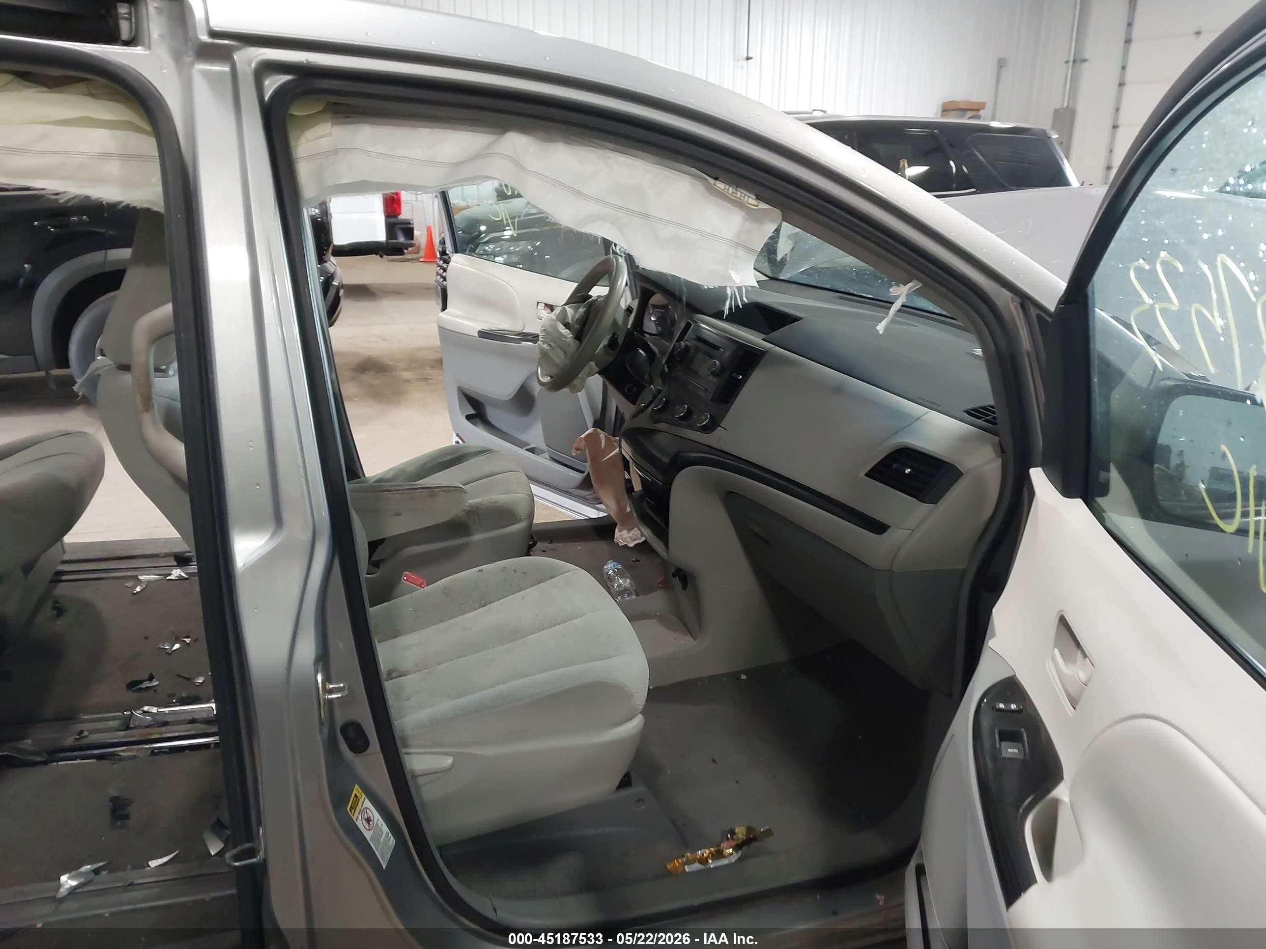 2011 Toyota Sienna Le Gray vin: 5TDKA3DC2BS006149
