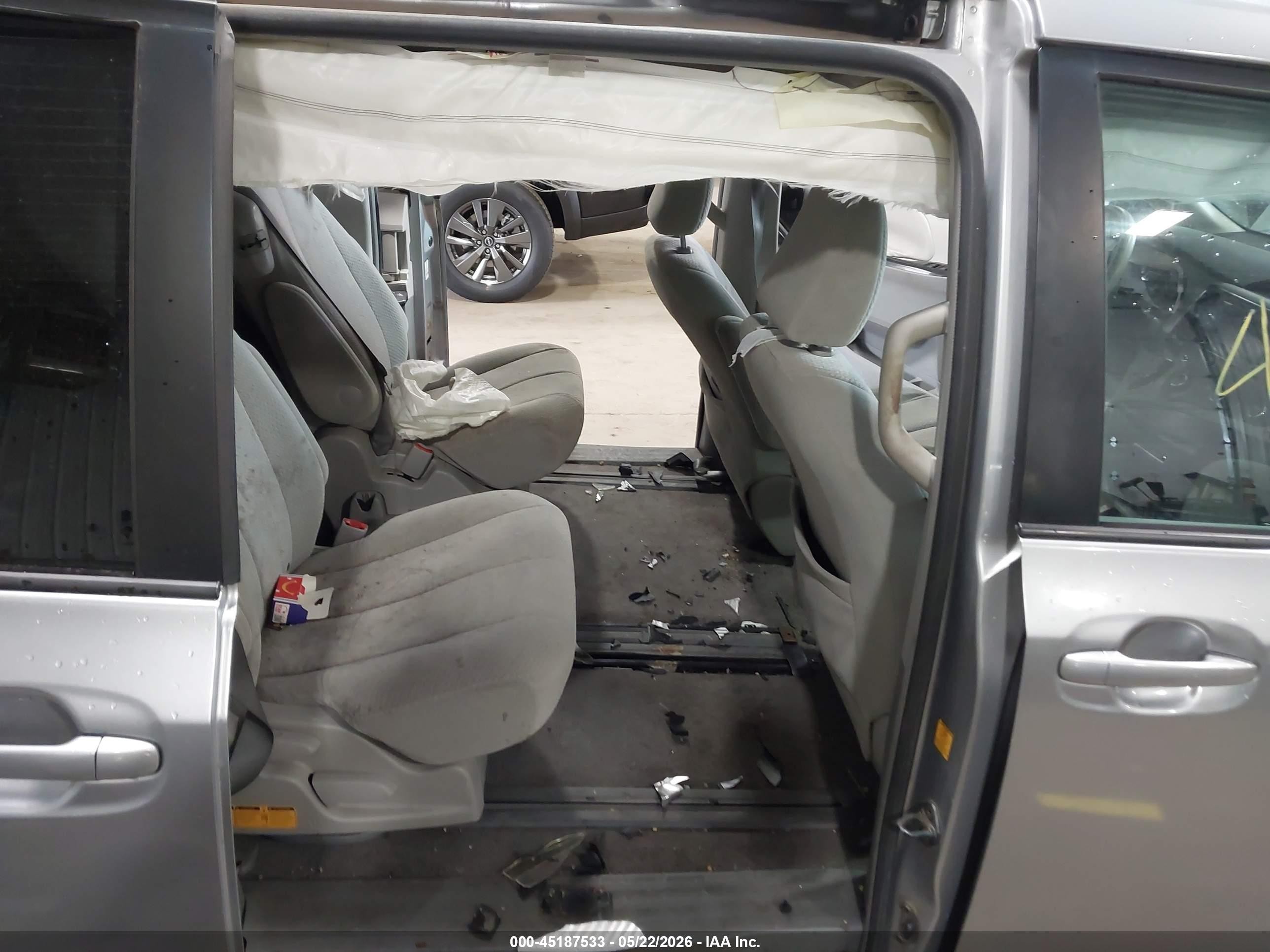 2011 Toyota Sienna Le Gray vin: 5TDKA3DC2BS006149