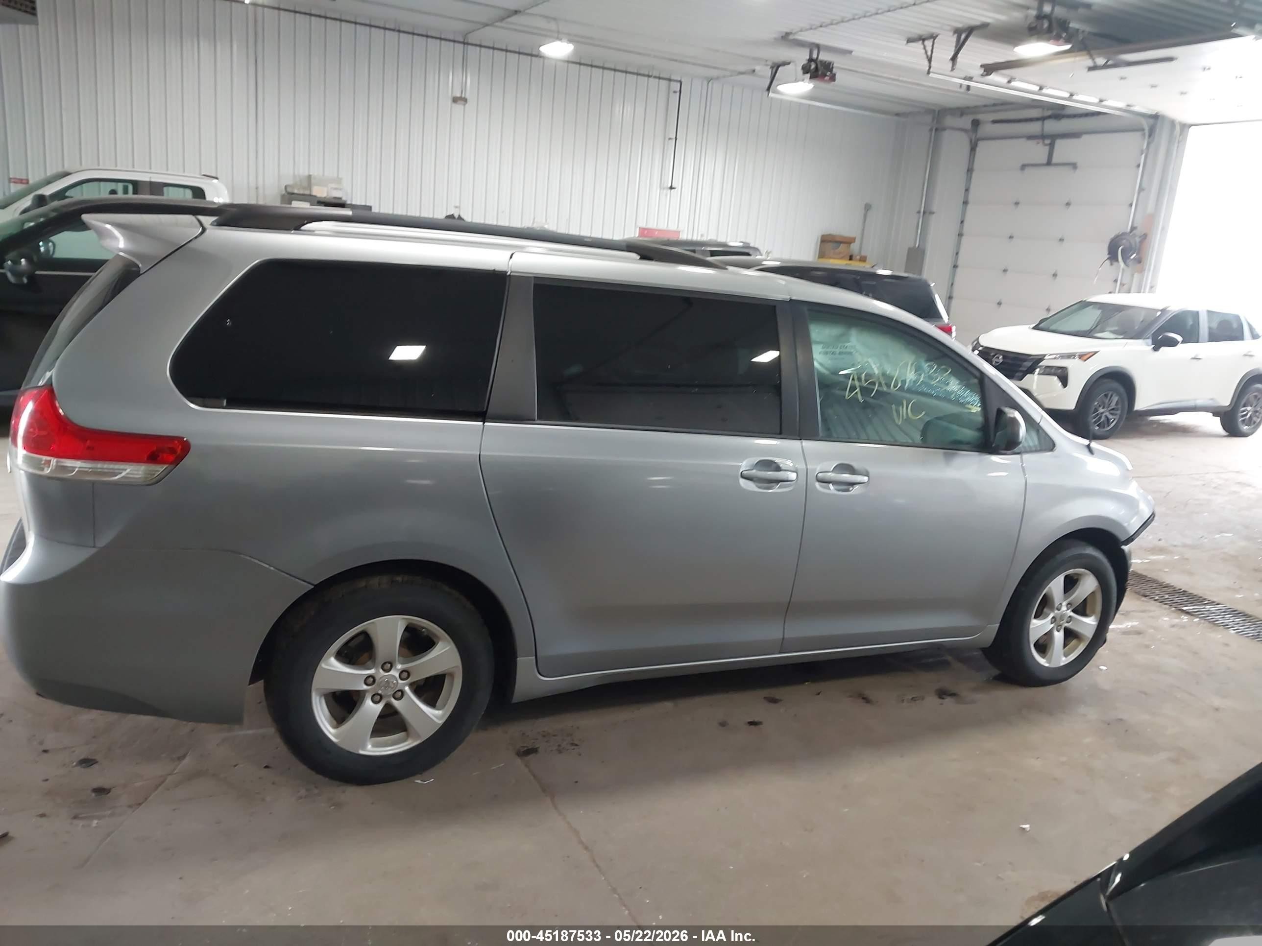 2011 Toyota Sienna Le Gray vin: 5TDKA3DC2BS006149