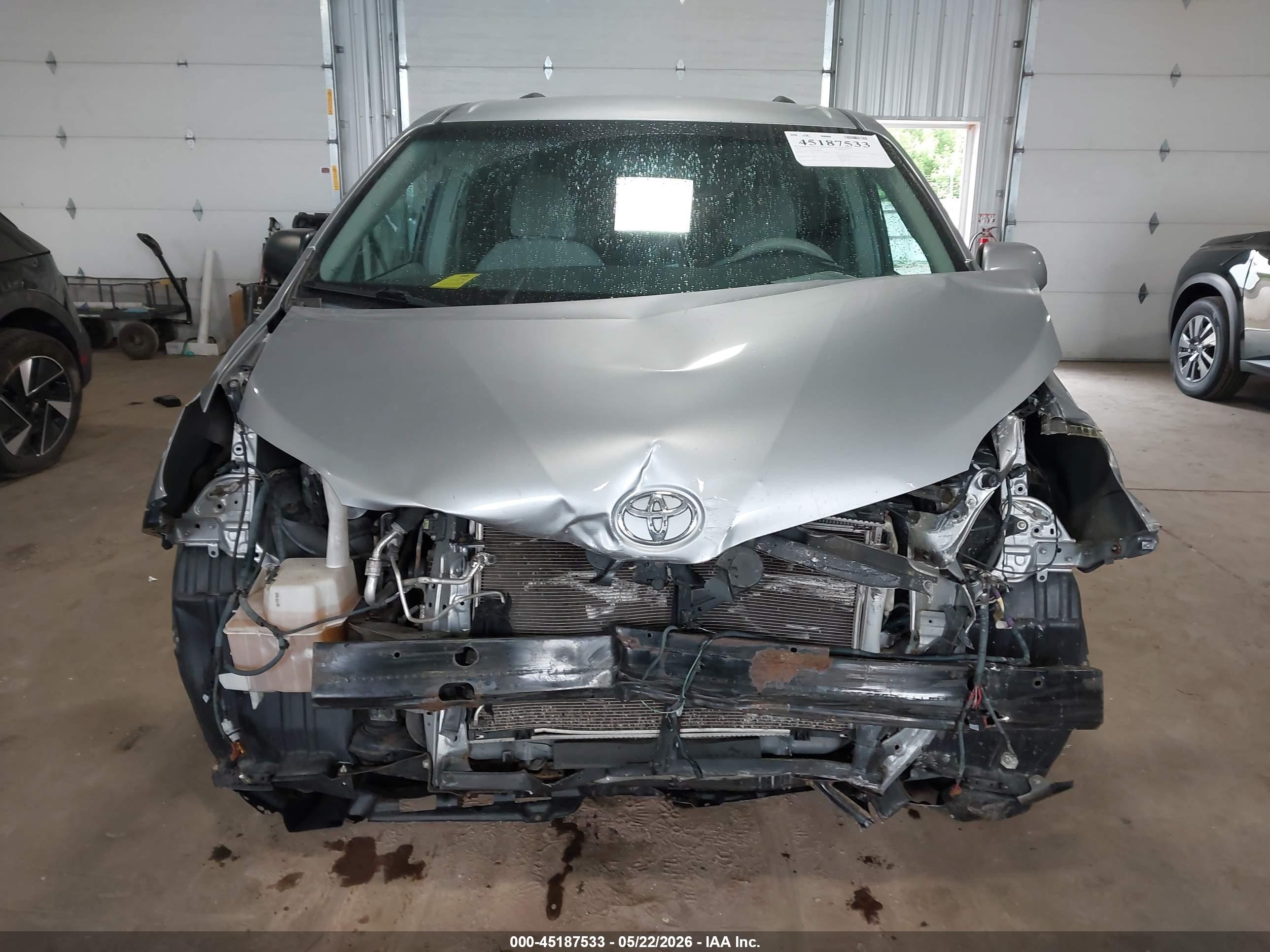 2011 Toyota Sienna Le Gray vin: 5TDKA3DC2BS006149