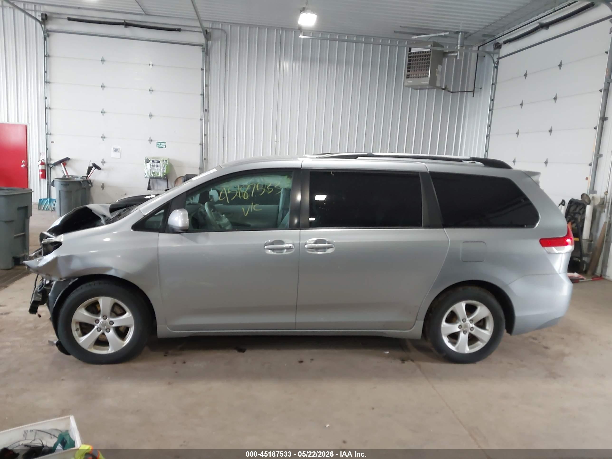 2011 Toyota Sienna Le Gray vin: 5TDKA3DC2BS006149