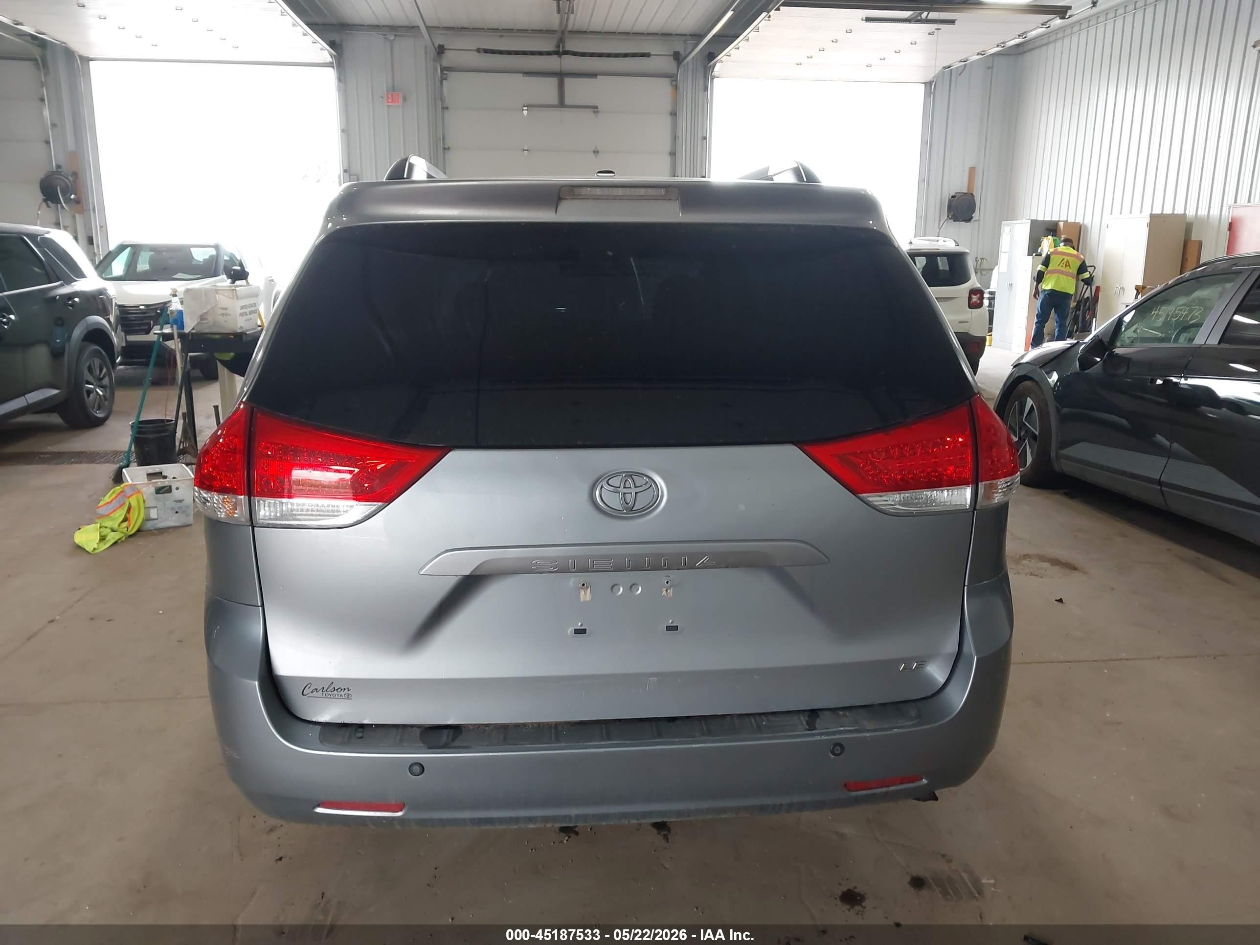 2011 Toyota Sienna Le Gray vin: 5TDKA3DC2BS006149