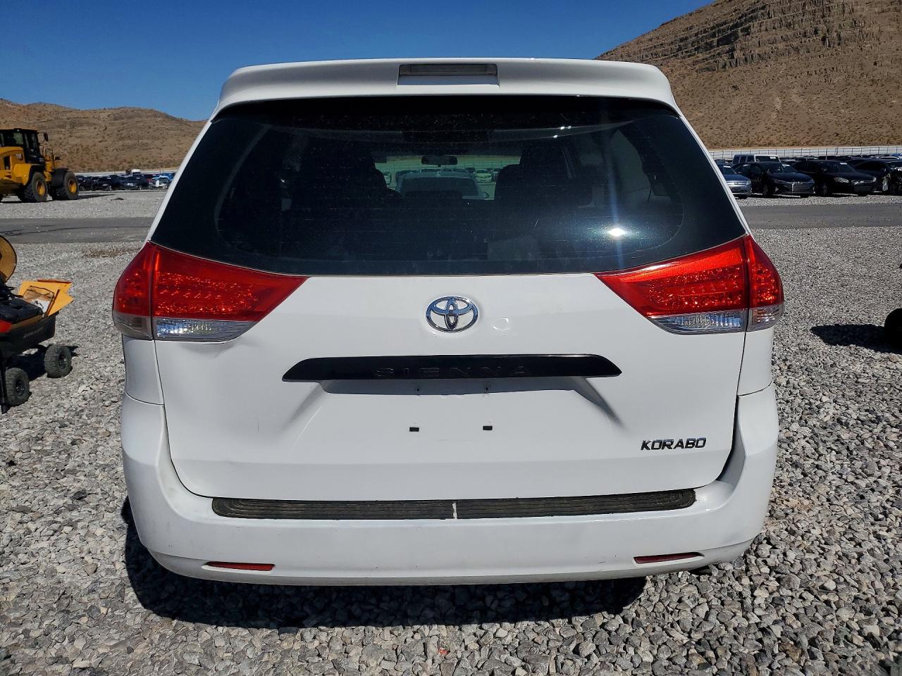 2012 Toyota Sienna Base 7-passenger White vin: 5TDKA3DC3CS010325