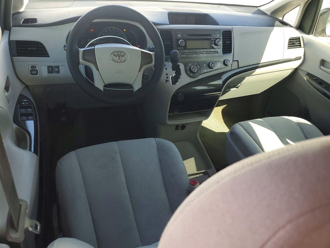 2012 Toyota Sienna Base 7-passenger White vin: 5TDKA3DC3CS010325