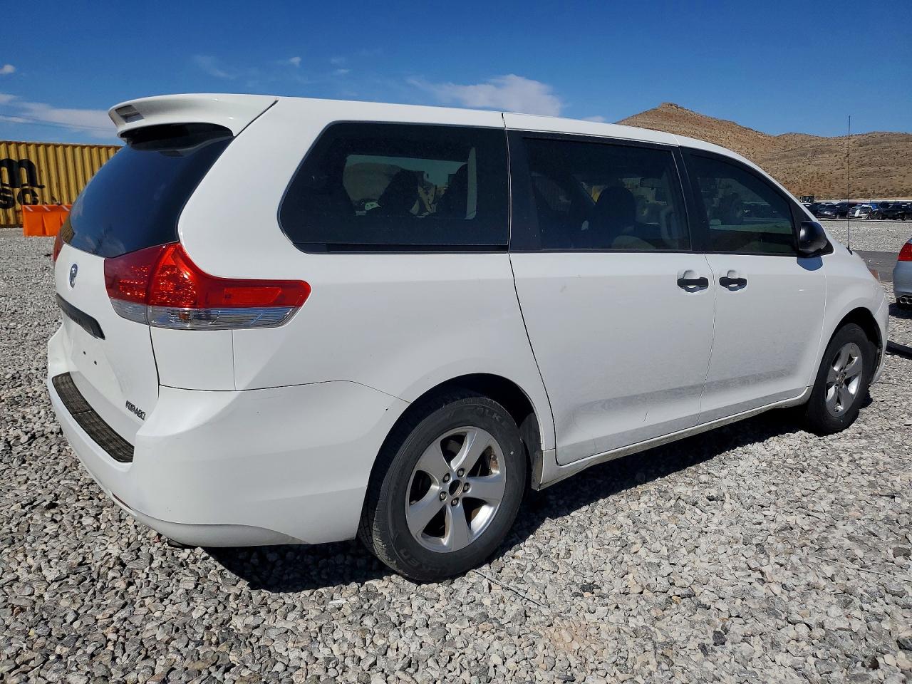 2012 Toyota Sienna Base 7-passenger White vin: 5TDKA3DC3CS010325