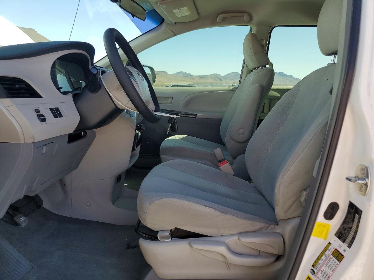2012 Toyota Sienna Base 7-passenger White vin: 5TDKA3DC3CS010325
