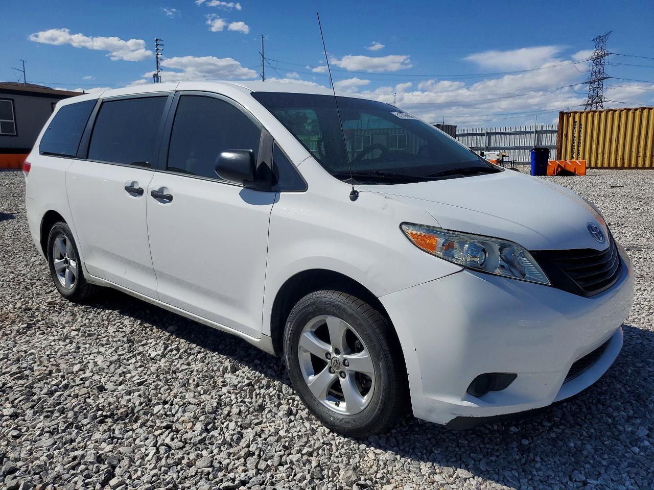 2012 Toyota Sienna Base 7-passenger White vin: 5TDKA3DC3CS010325