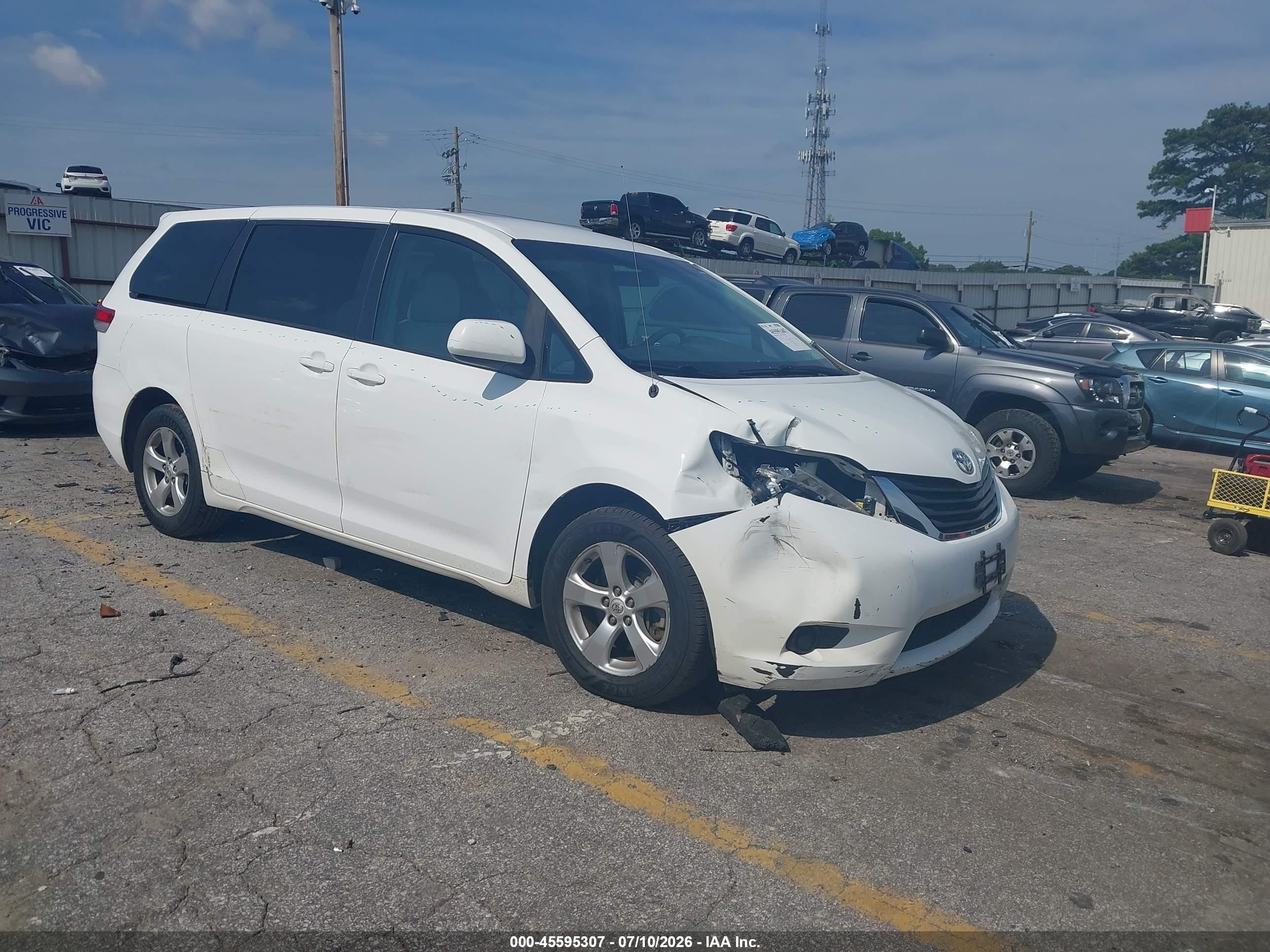 2012 Toyota Sienna Le 8 Passenger White vin: 5TDKA3DC3CS014486