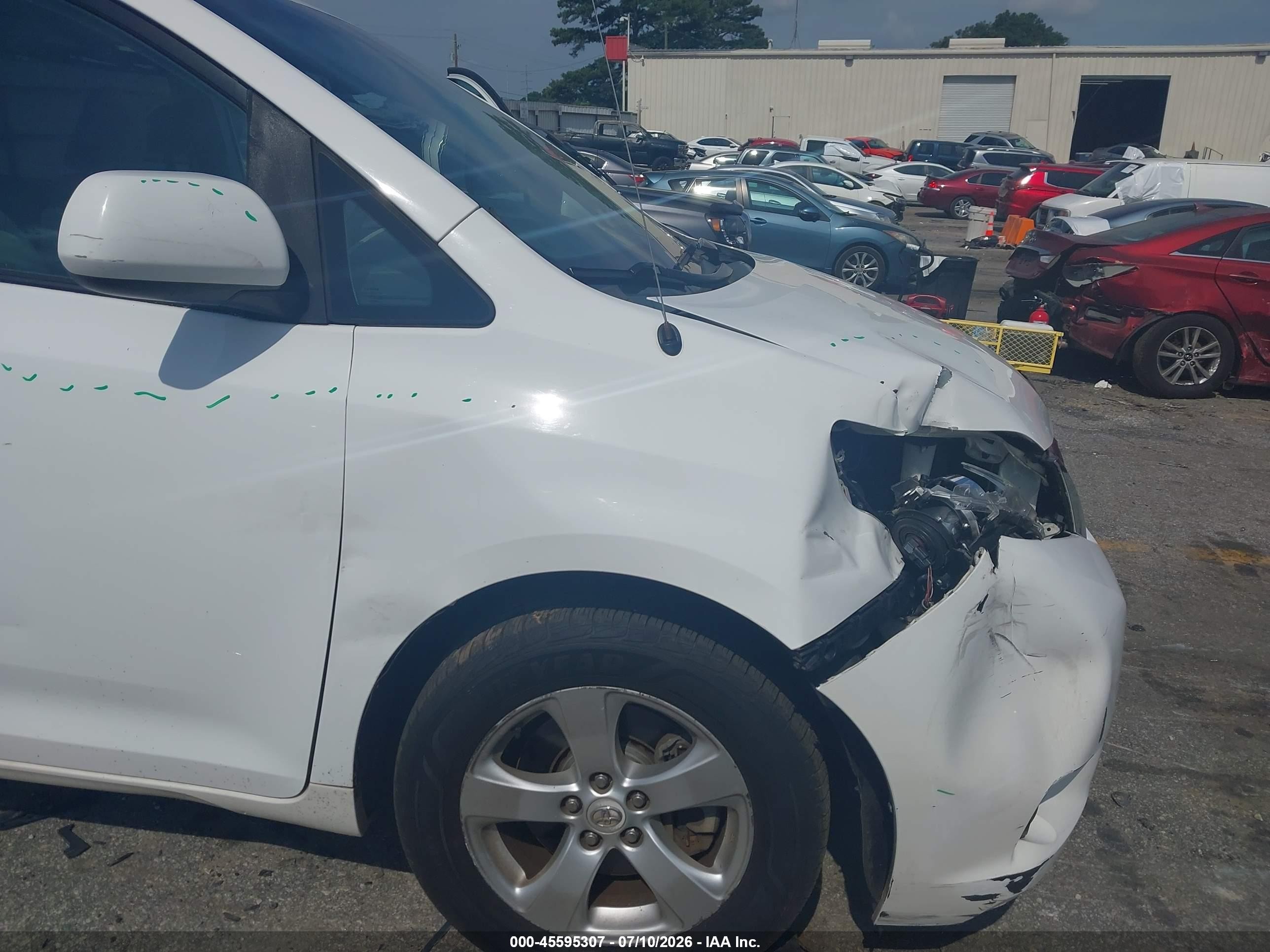 2012 Toyota Sienna Le 8 Passenger White vin: 5TDKA3DC3CS014486