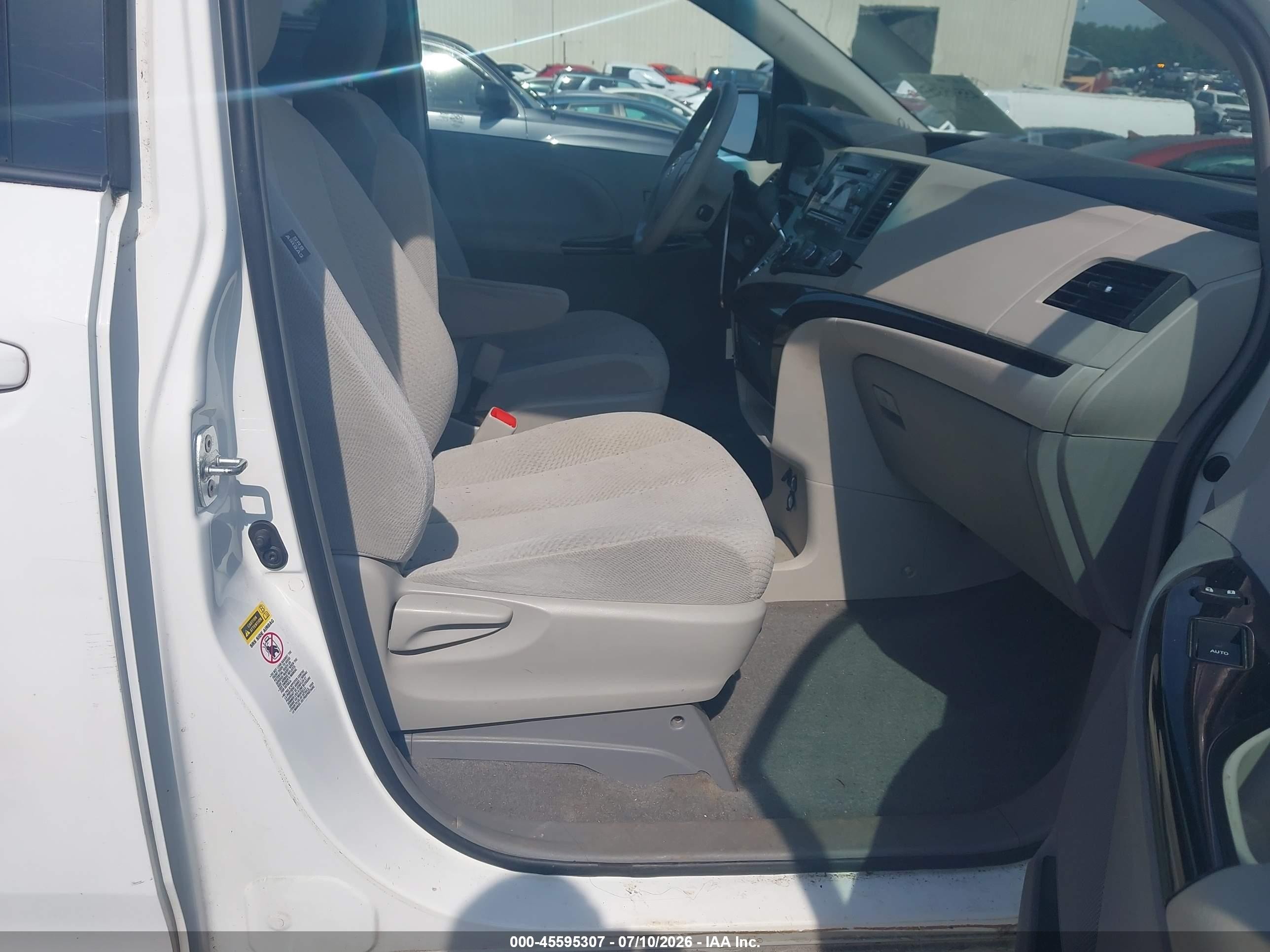 2012 Toyota Sienna Le 8 Passenger White vin: 5TDKA3DC3CS014486