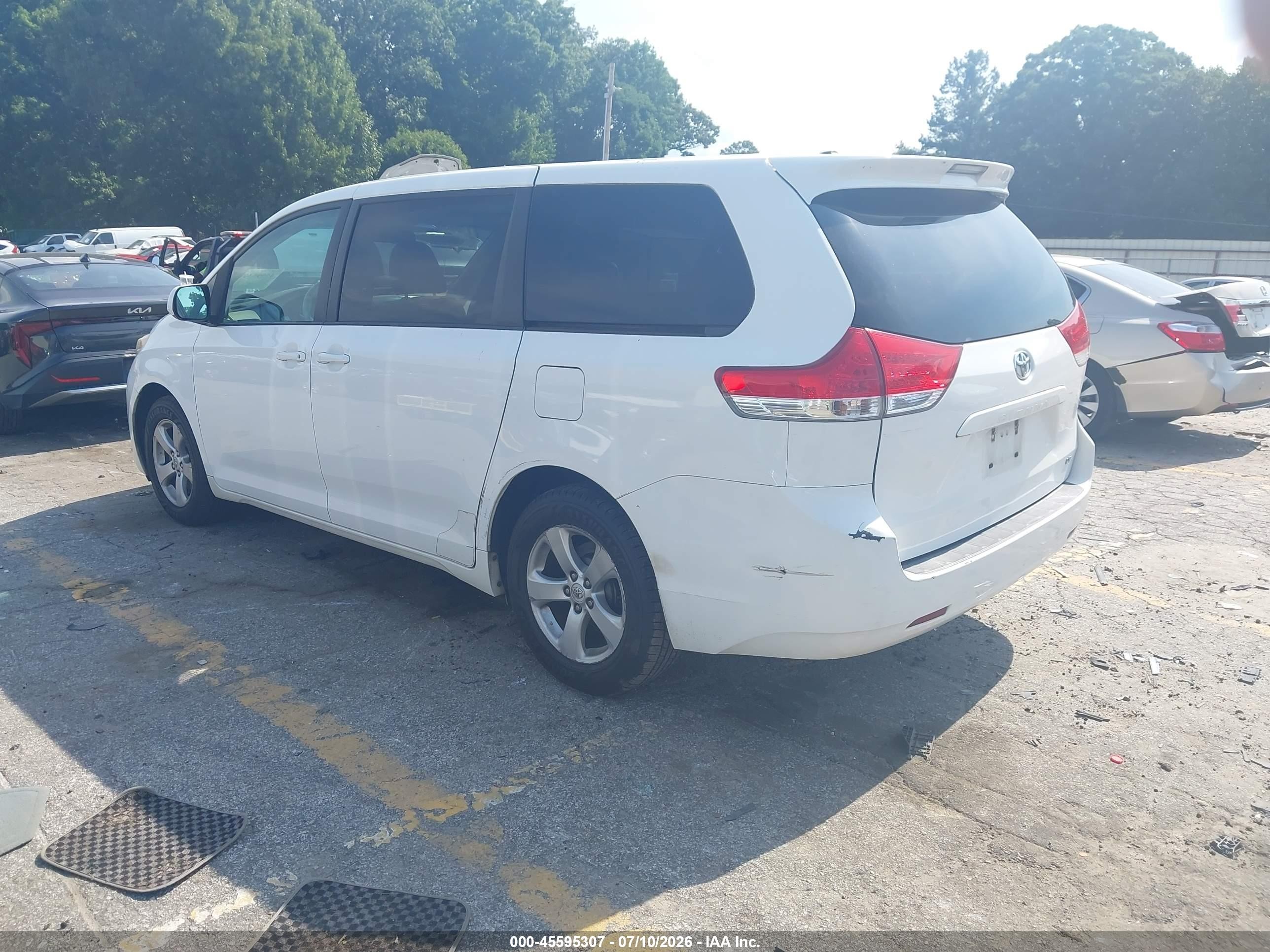 2012 Toyota Sienna Le 8 Passenger White vin: 5TDKA3DC3CS014486