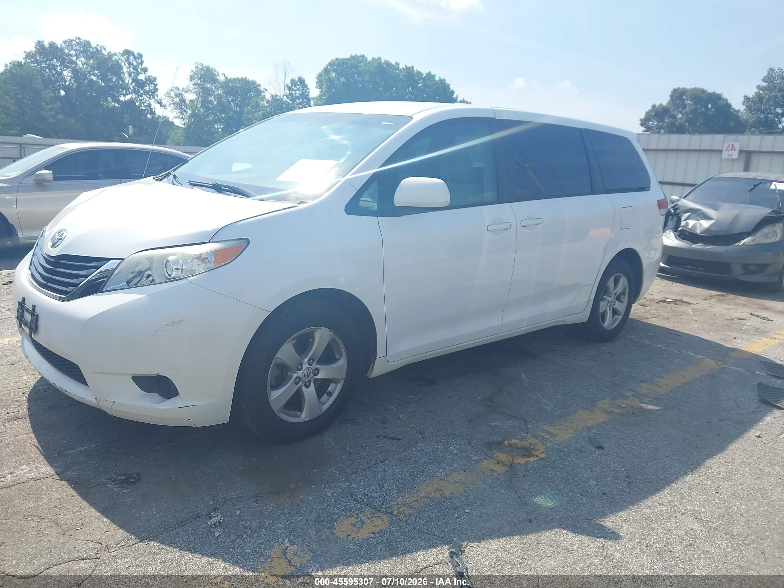 2012 Toyota Sienna Le 8 Passenger White vin: 5TDKA3DC3CS014486