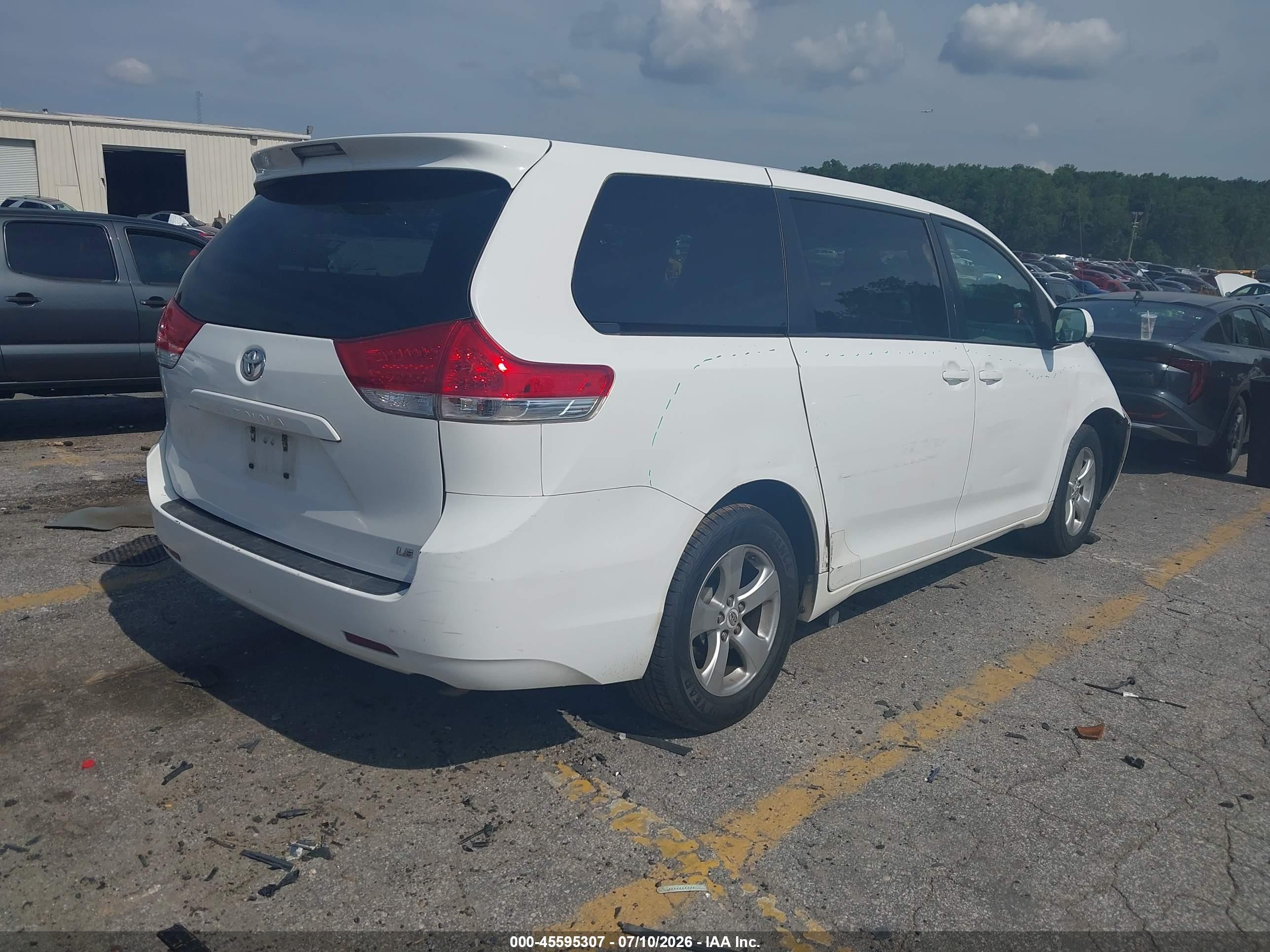 2012 Toyota Sienna Le 8 Passenger White vin: 5TDKA3DC3CS014486