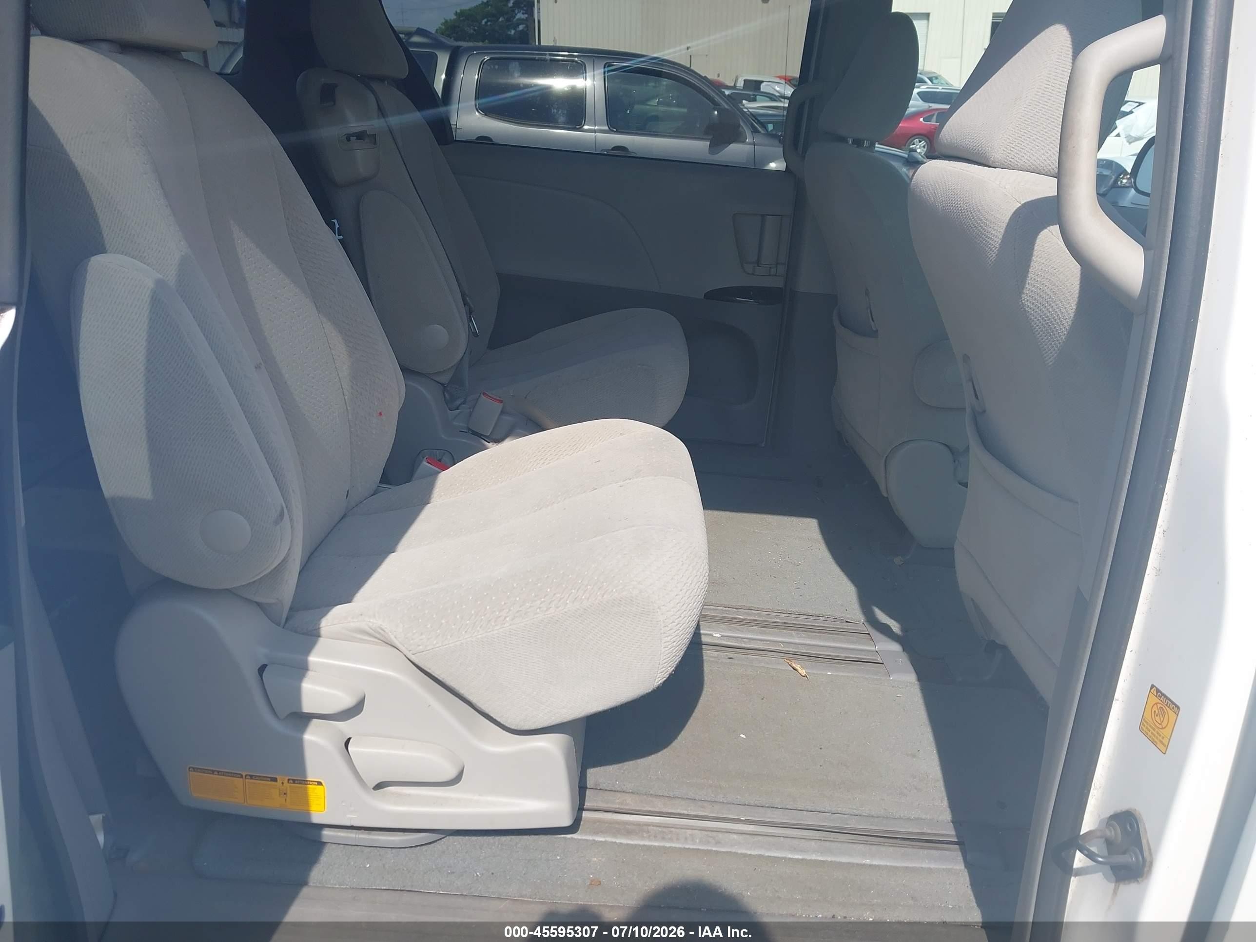 2012 Toyota Sienna Le 8 Passenger White vin: 5TDKA3DC3CS014486