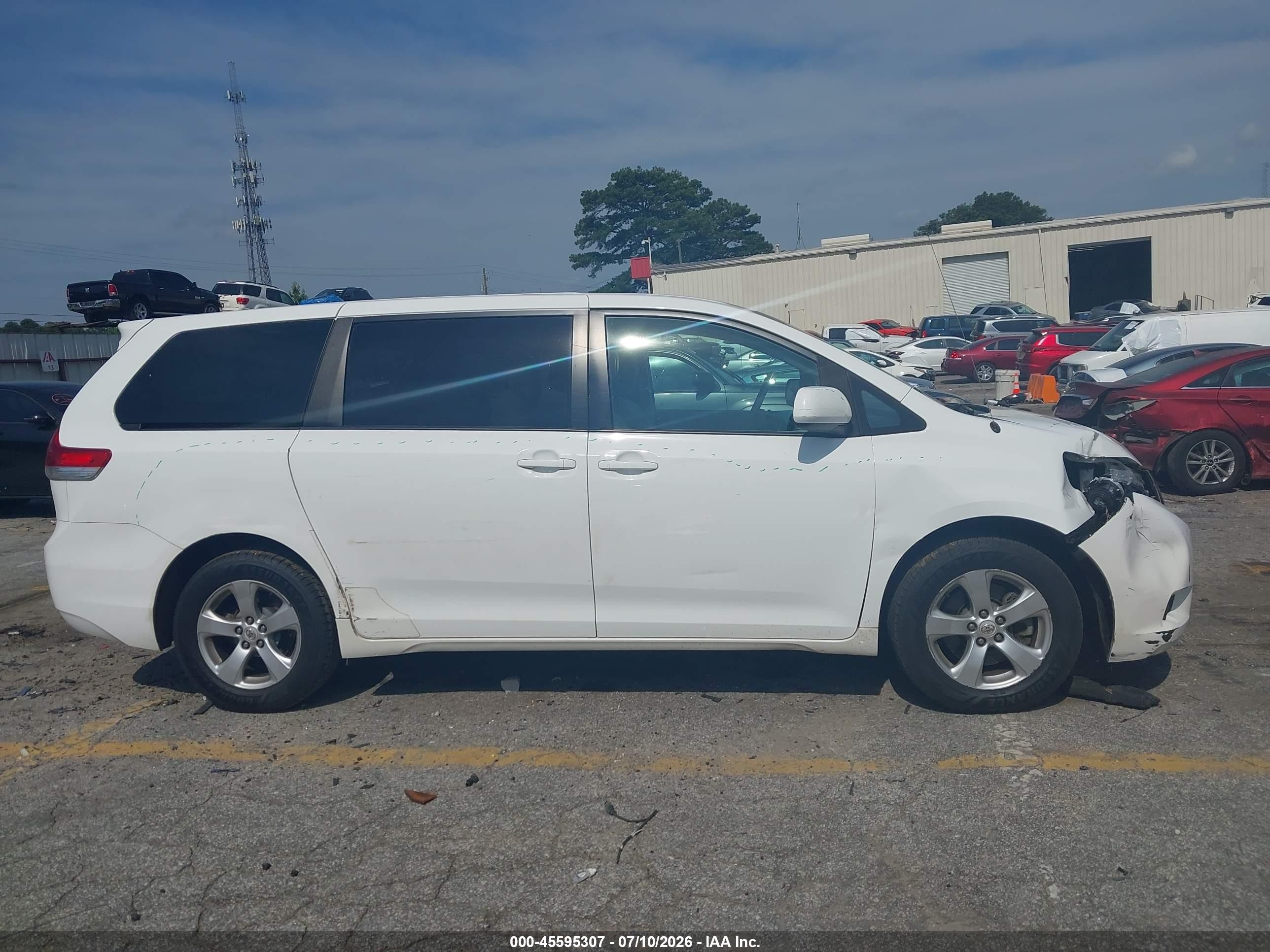 2012 Toyota Sienna Le 8 Passenger White vin: 5TDKA3DC3CS014486