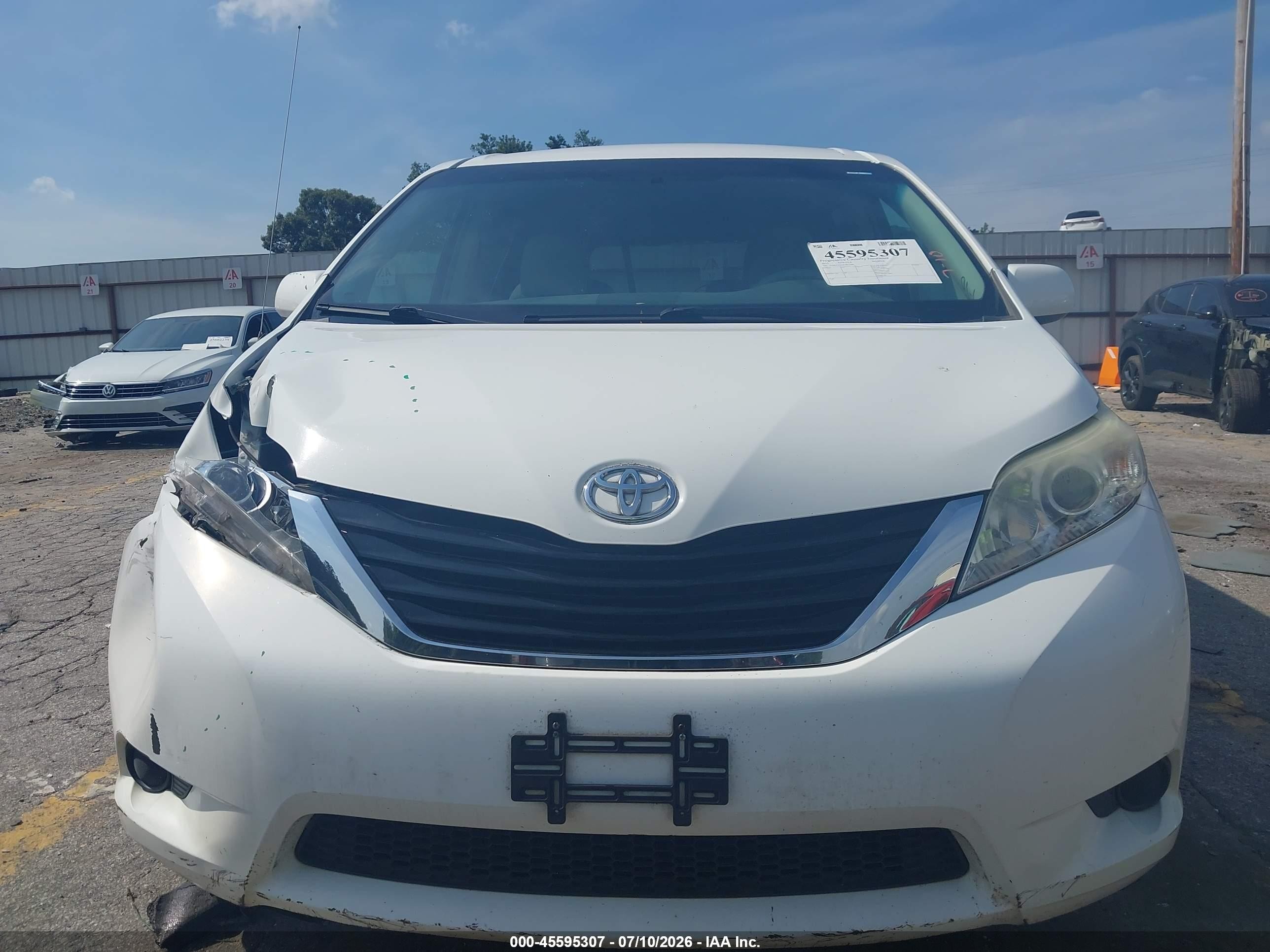 2012 Toyota Sienna Le 8 Passenger White vin: 5TDKA3DC3CS014486
