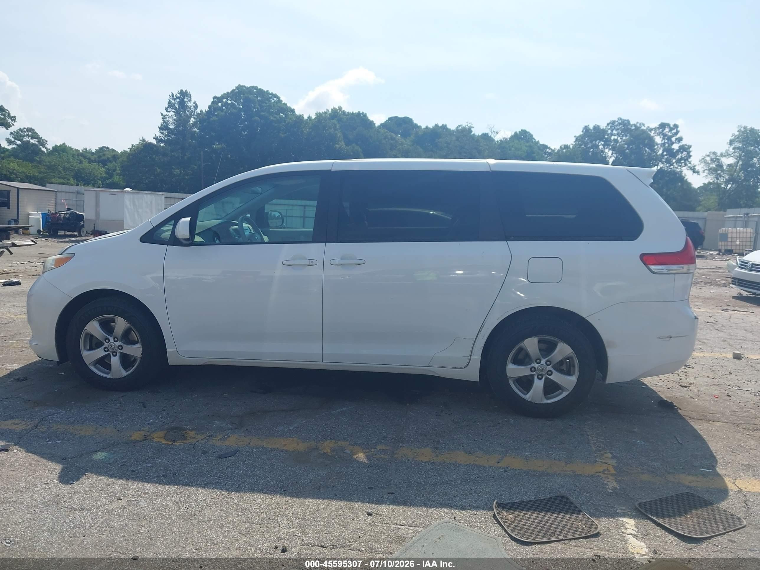 2012 Toyota Sienna Le 8 Passenger White vin: 5TDKA3DC3CS014486