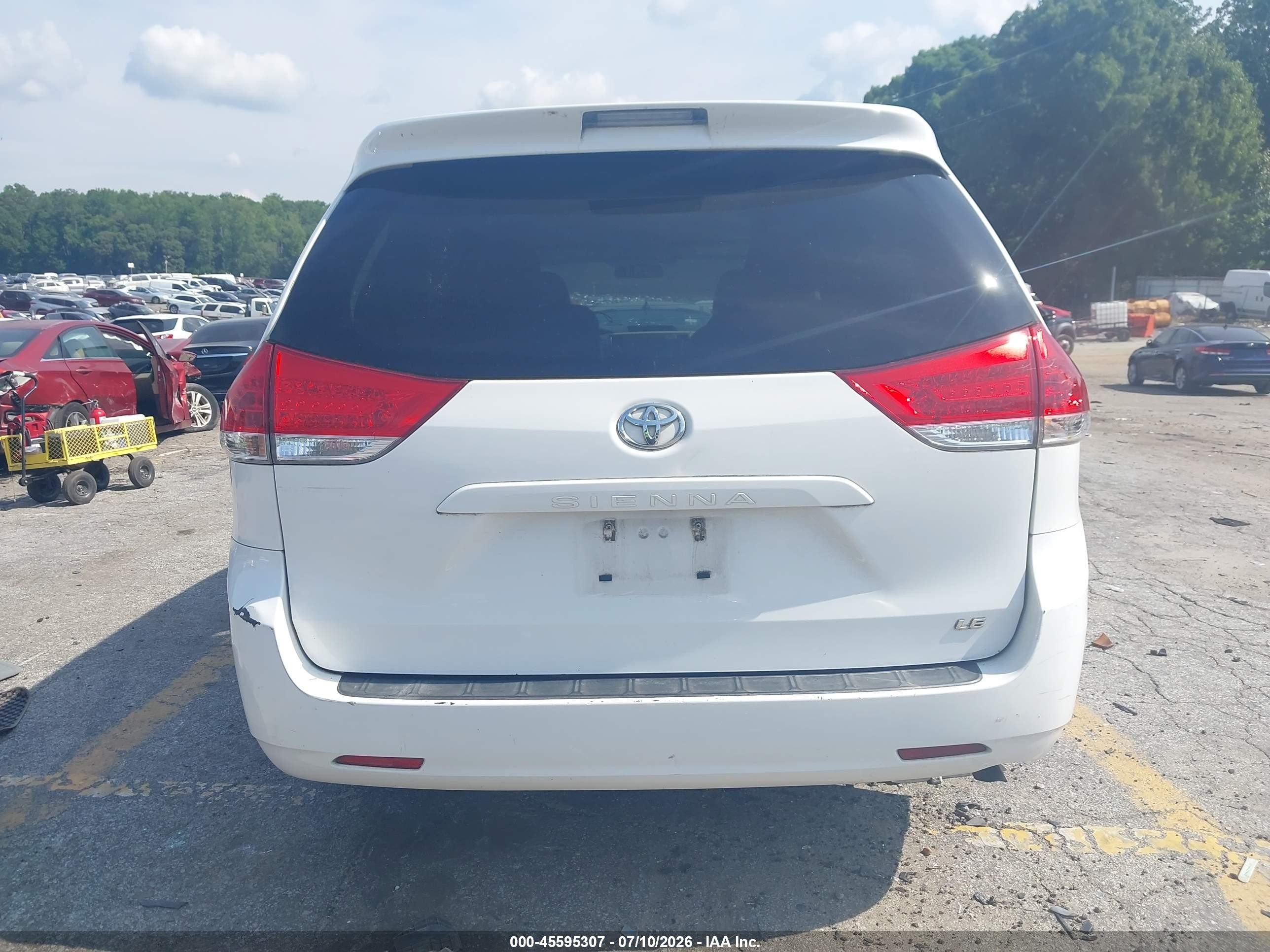 2012 Toyota Sienna Le 8 Passenger White vin: 5TDKA3DC3CS014486