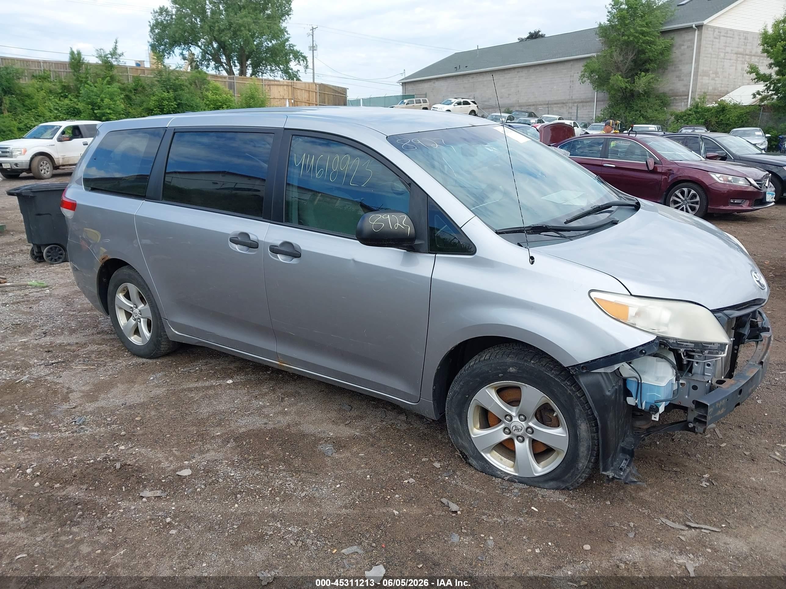 2011 Toyota Sienna   Silver vin: 5TDKA3DC4BS001938