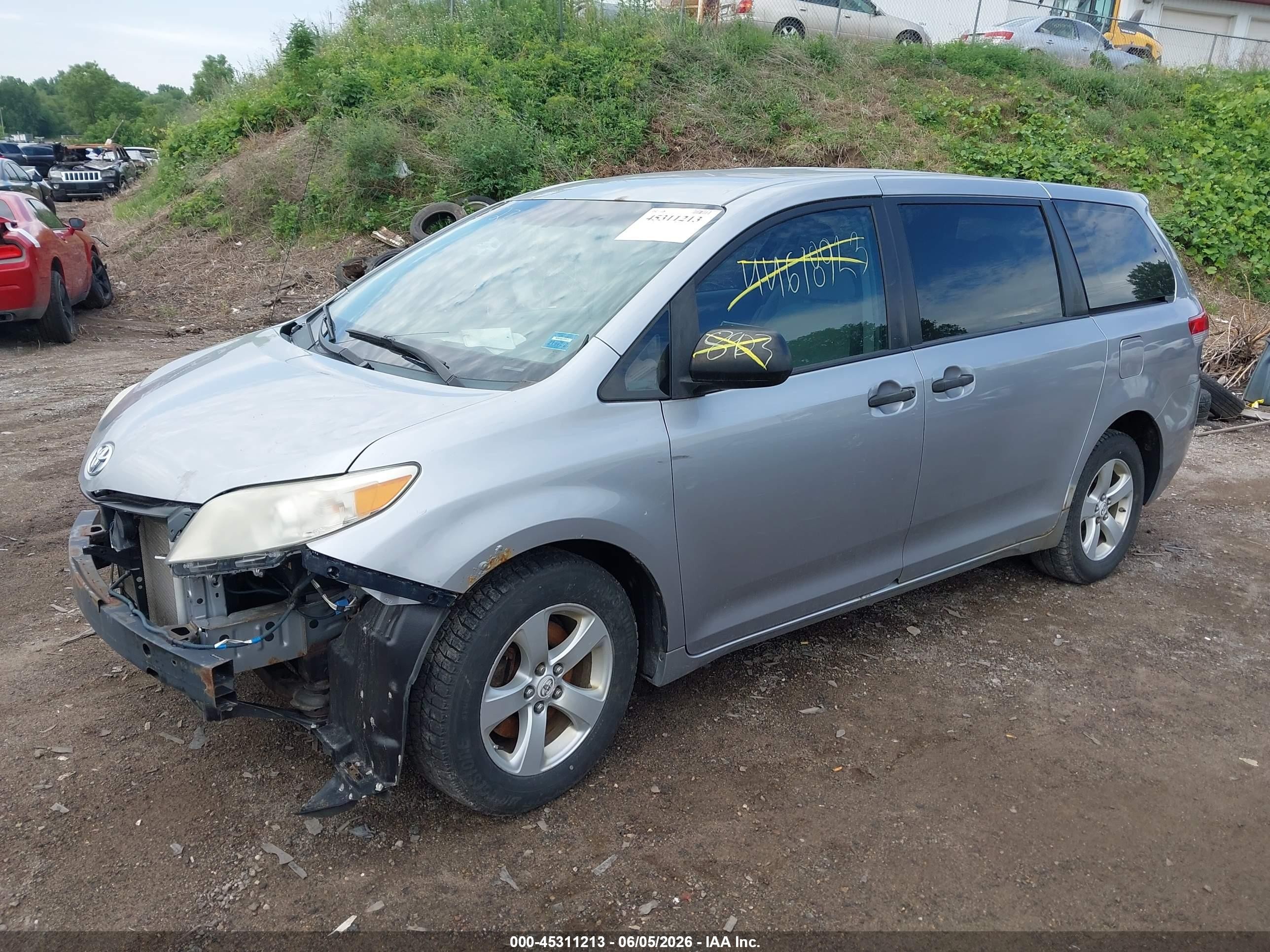 2011 Toyota Sienna   Silver vin: 5TDKA3DC4BS001938
