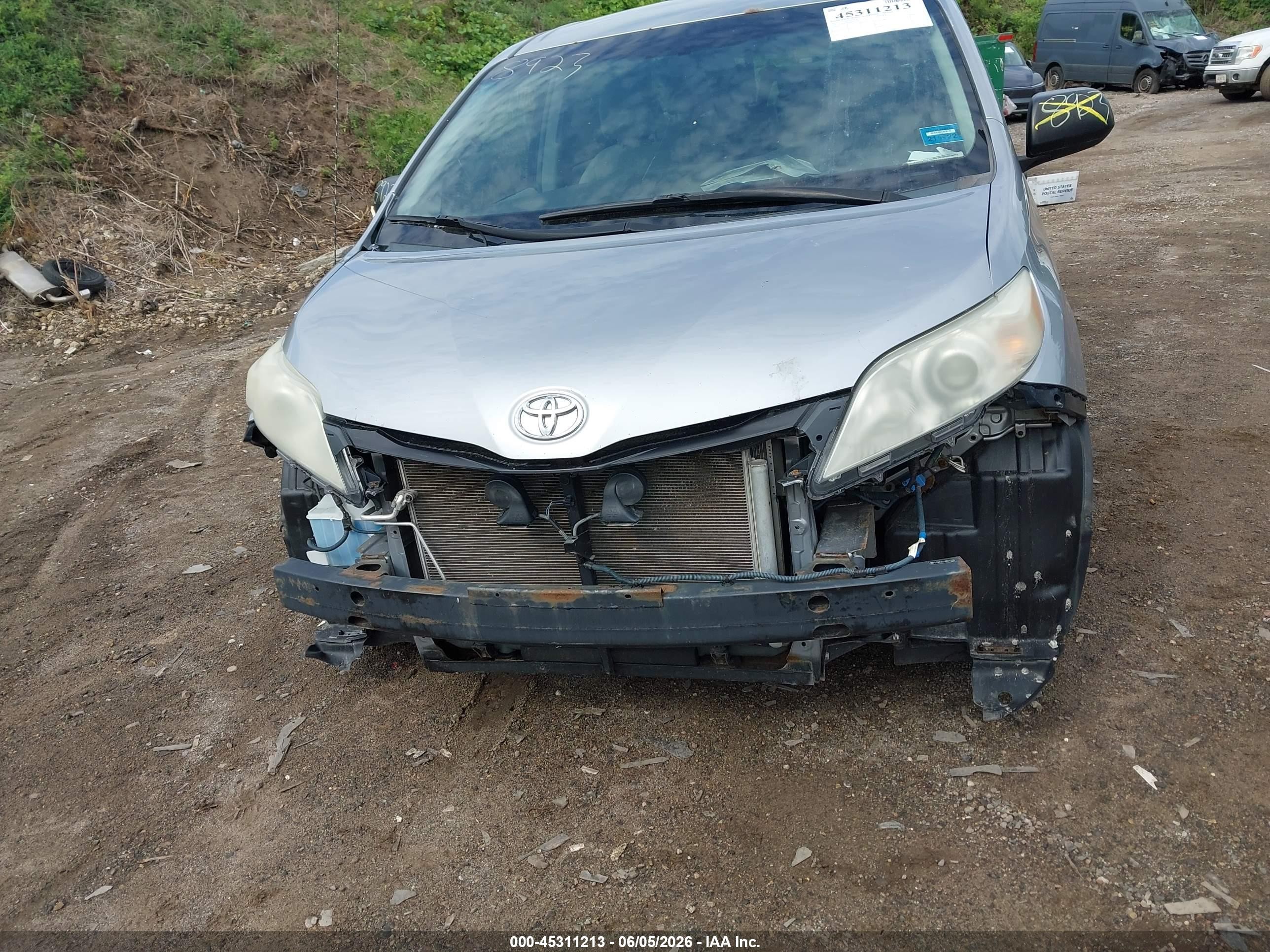 2011 Toyota Sienna   Silver vin: 5TDKA3DC4BS001938