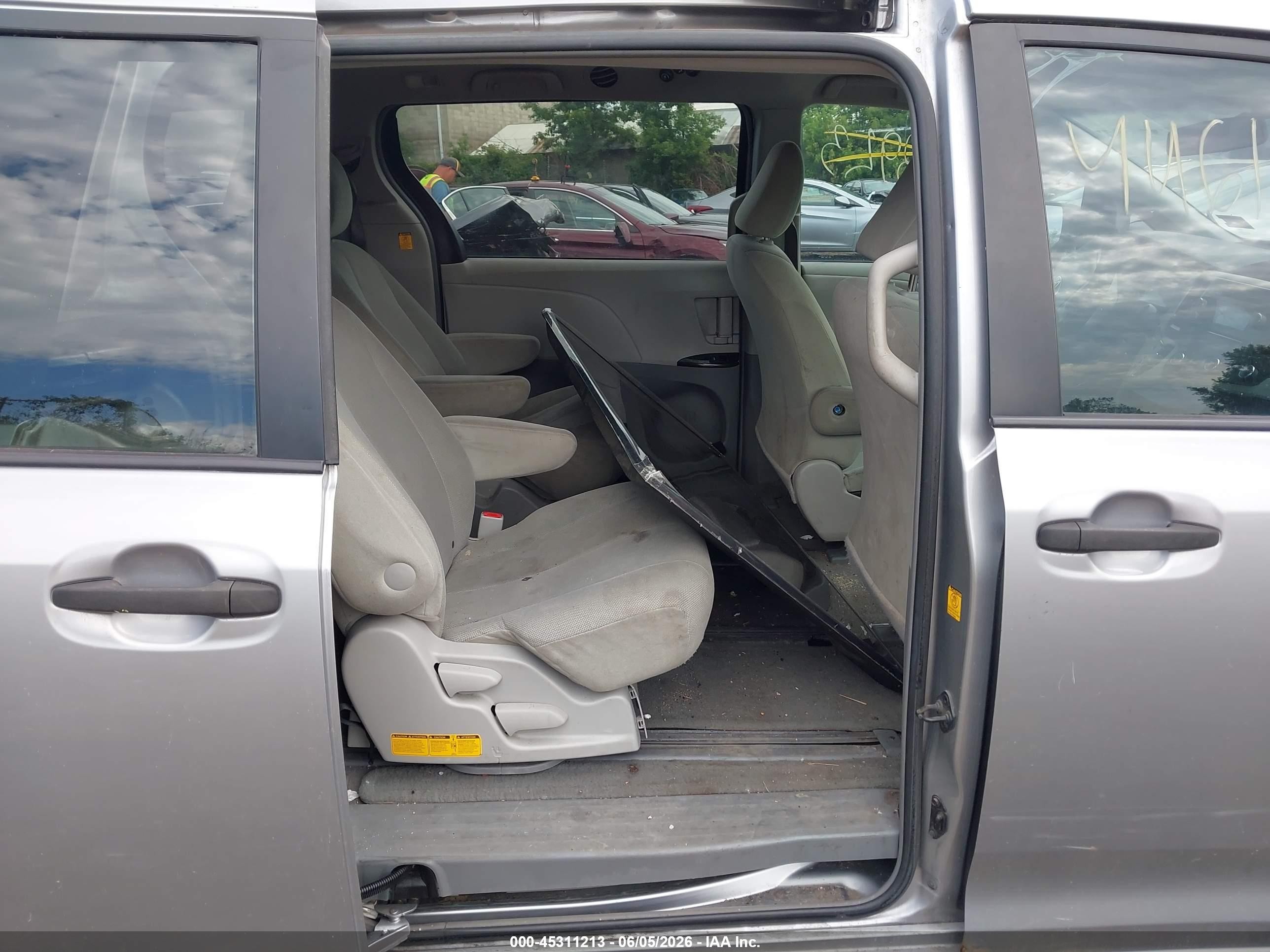 2011 Toyota Sienna   Silver vin: 5TDKA3DC4BS001938