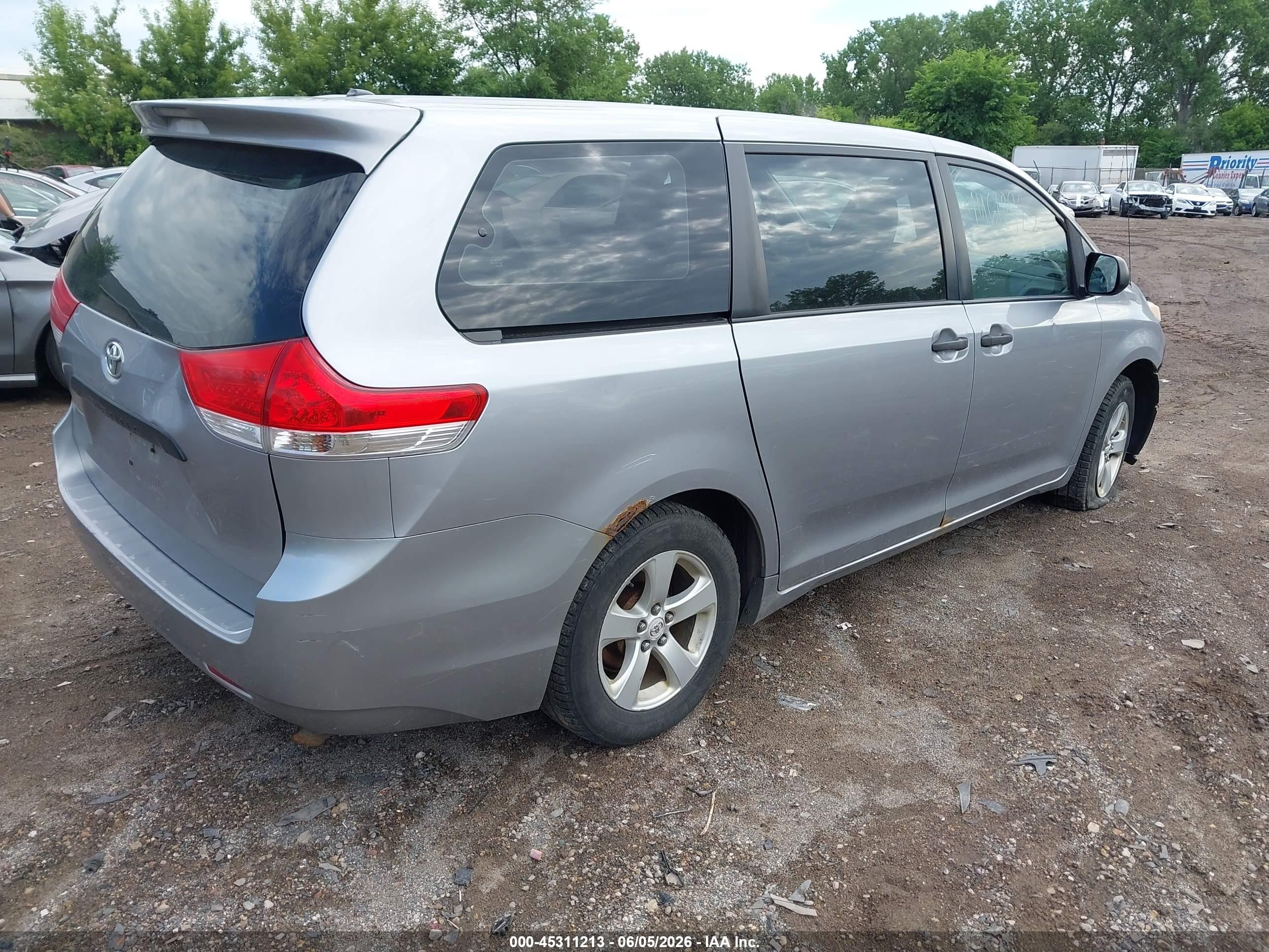 2011 Toyota Sienna   Silver vin: 5TDKA3DC4BS001938
