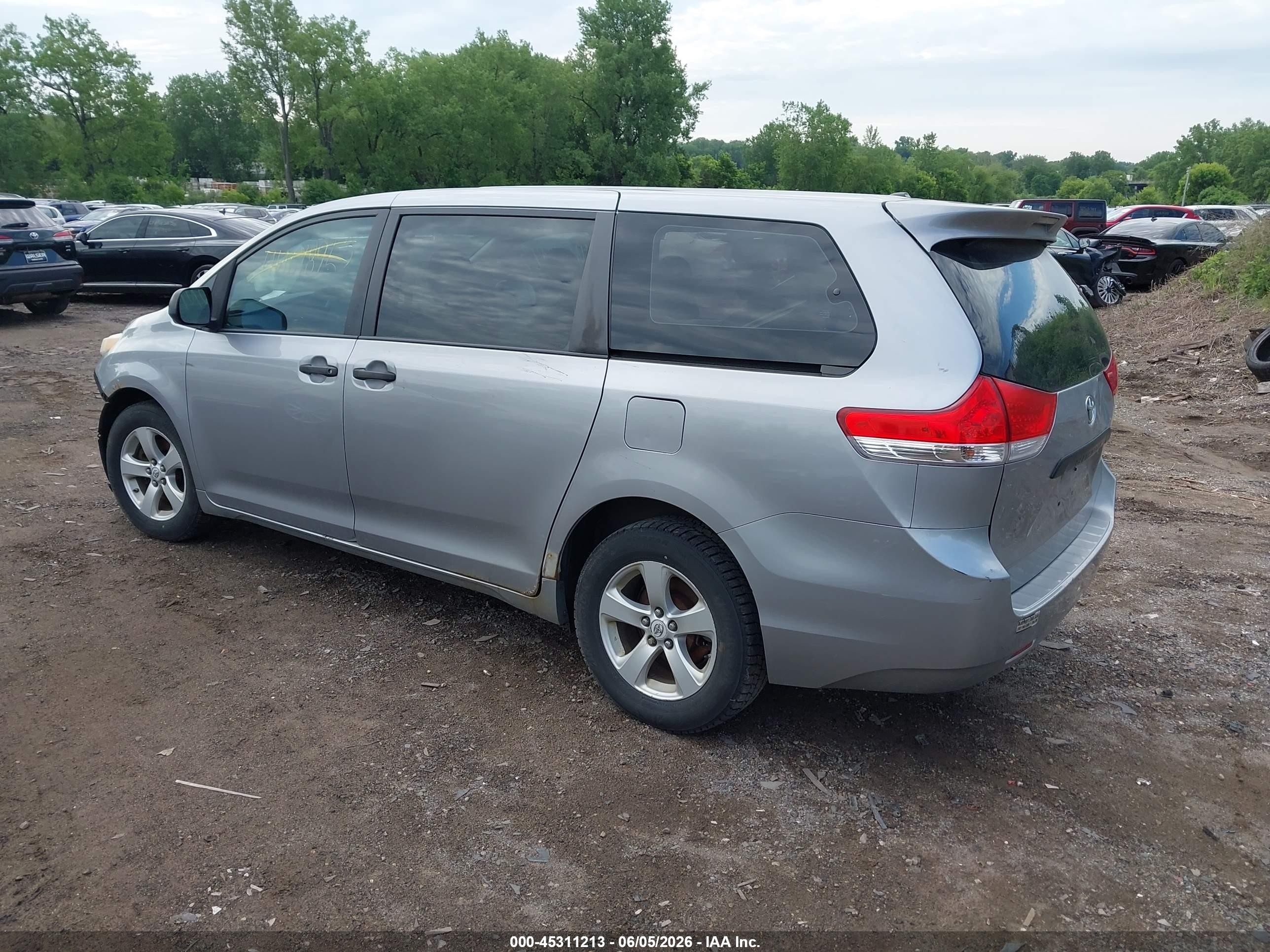 2011 Toyota Sienna   Silver vin: 5TDKA3DC4BS001938