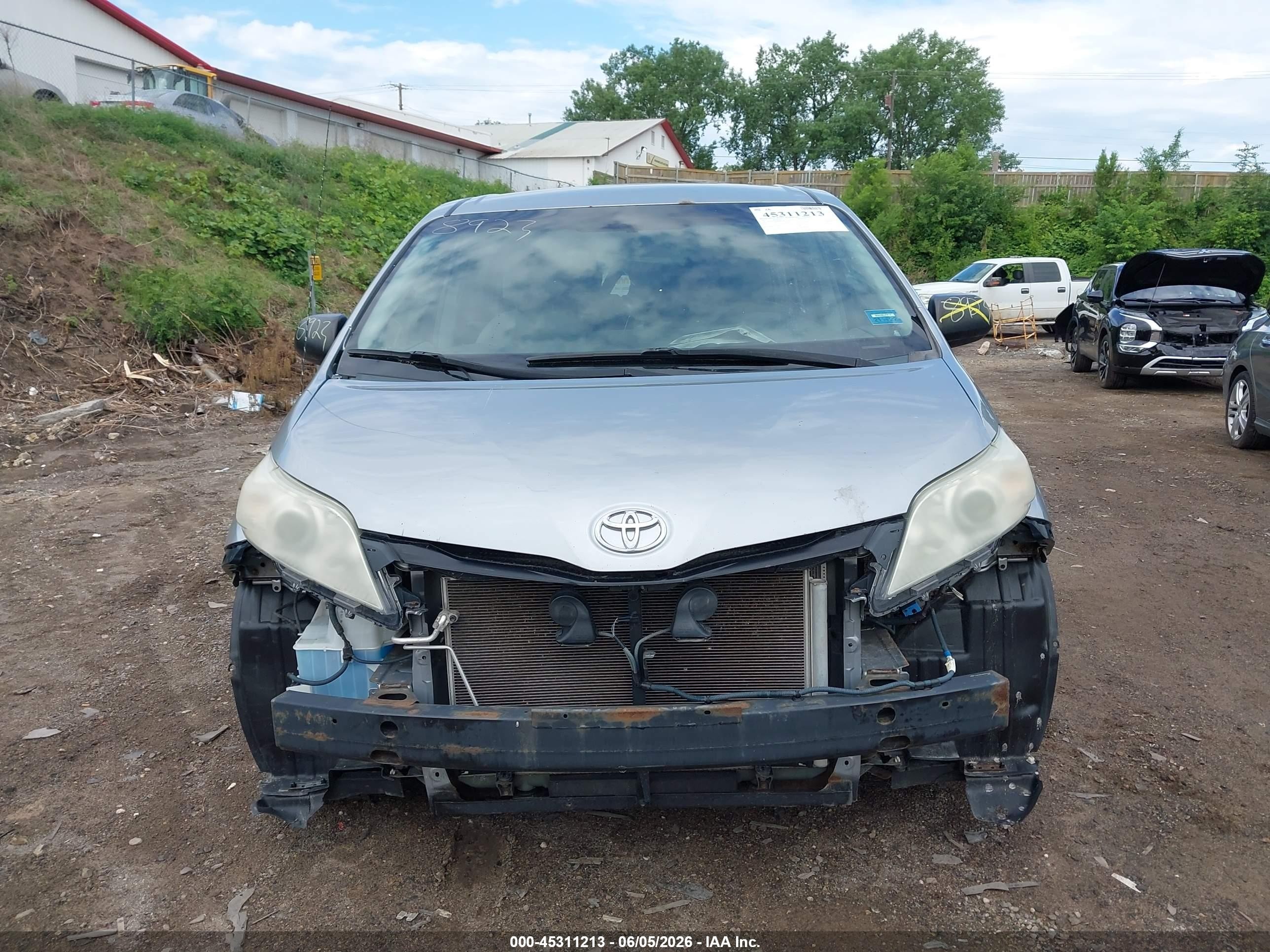 2011 Toyota Sienna   Silver vin: 5TDKA3DC4BS001938