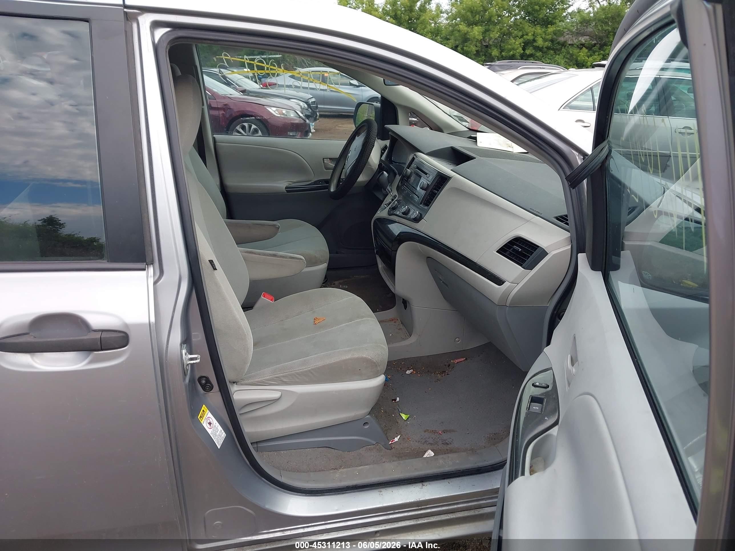2011 Toyota Sienna   Silver vin: 5TDKA3DC4BS001938