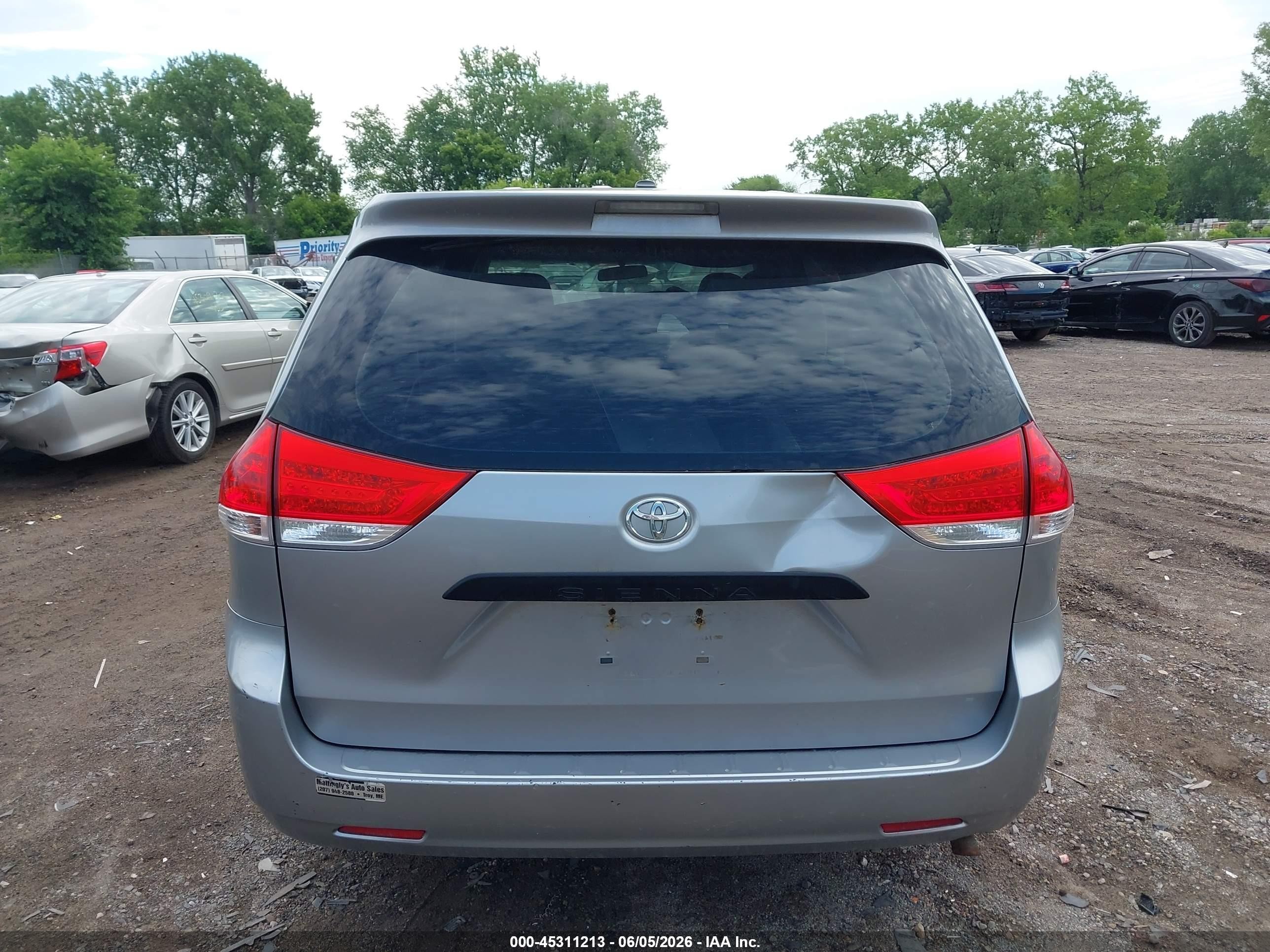2011 Toyota Sienna   Silver vin: 5TDKA3DC4BS001938