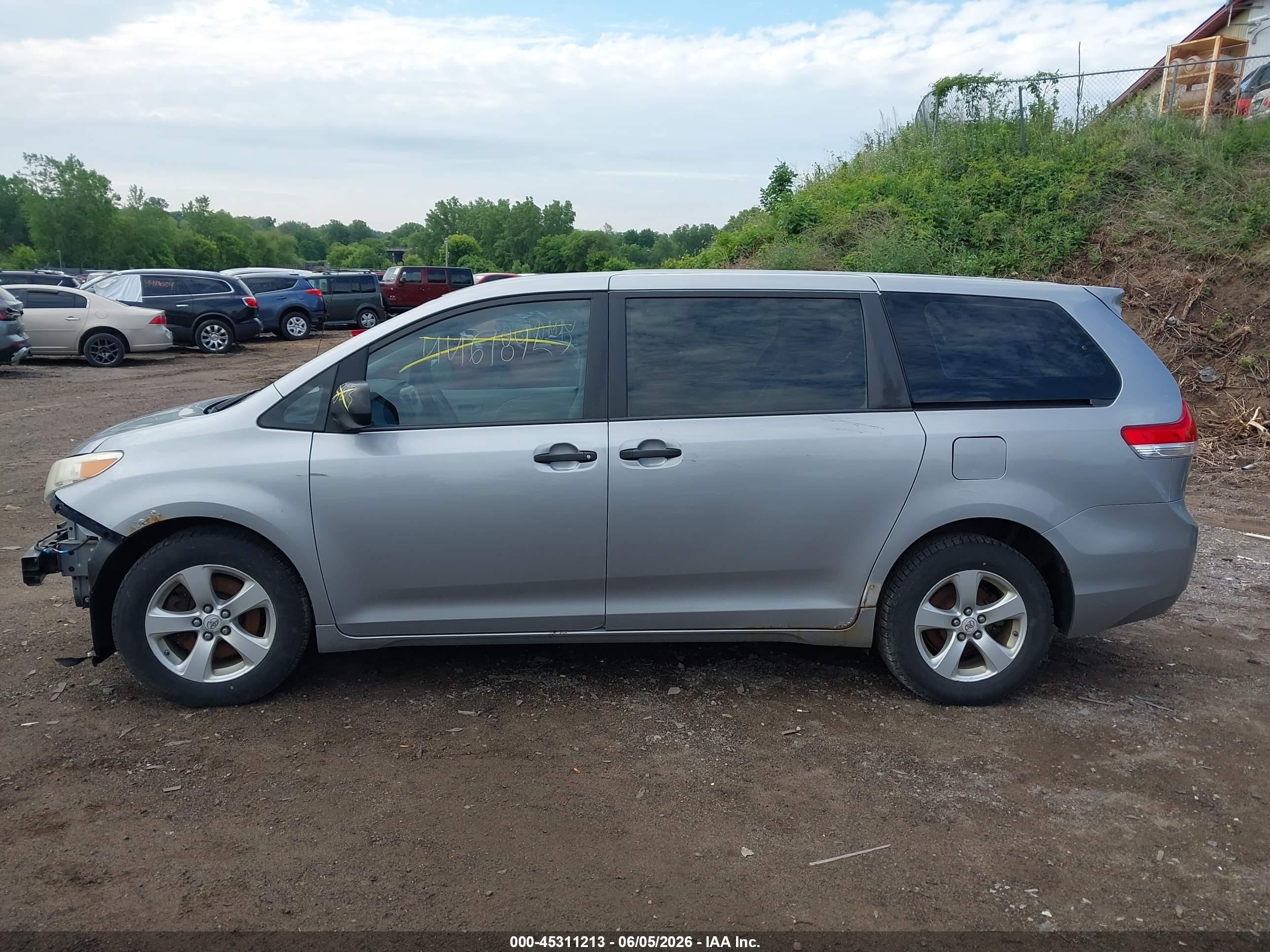 2011 Toyota Sienna   Silver vin: 5TDKA3DC4BS001938